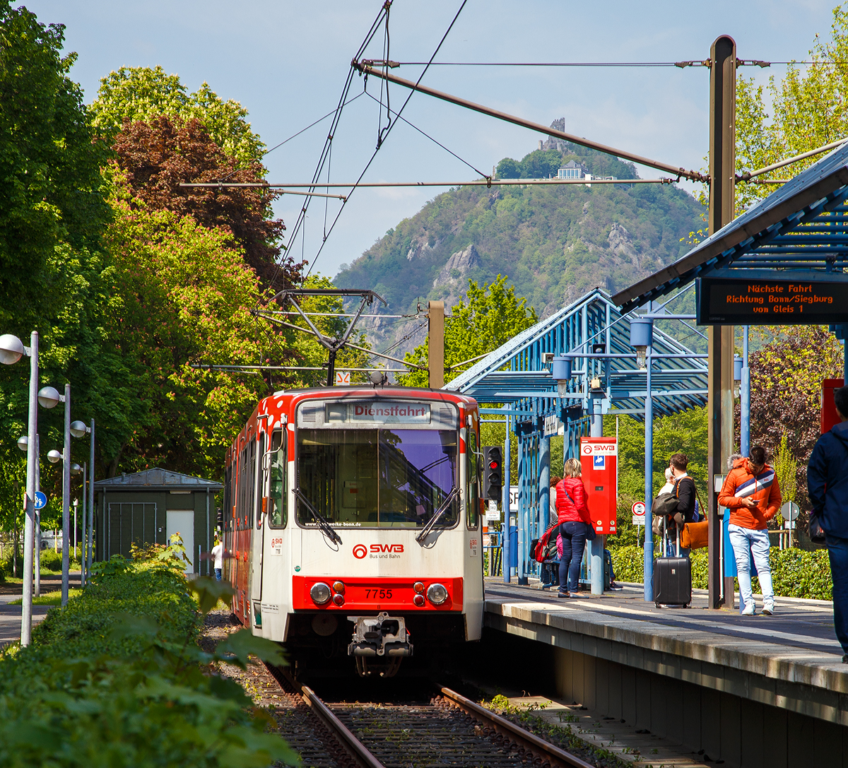 
Der SWB 7755, ein DUEWAG Stadtbahnwagen vom Typ B 100S der Stadtwerke Bonn Verkehrs GmbH, ist am 30.04.2019 auf Dienstfahrt in der Station Bad Honnef angekommen.