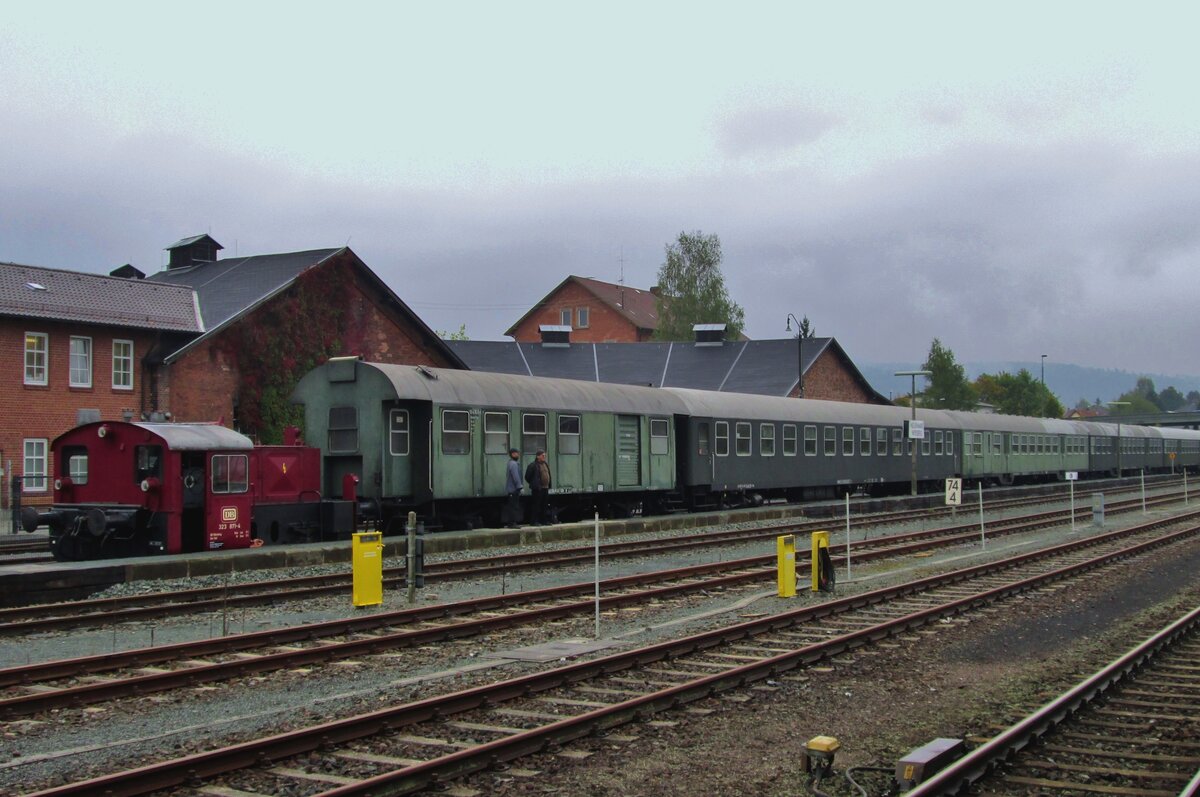 Der Tag danach: am 22 September 2014, ein Tag nach der Pazifik-Spektakel ins DDM in Neuenmarkt-Wirsberg, rangiert dort 323 871 mit ein Sonderzuggarnitur.