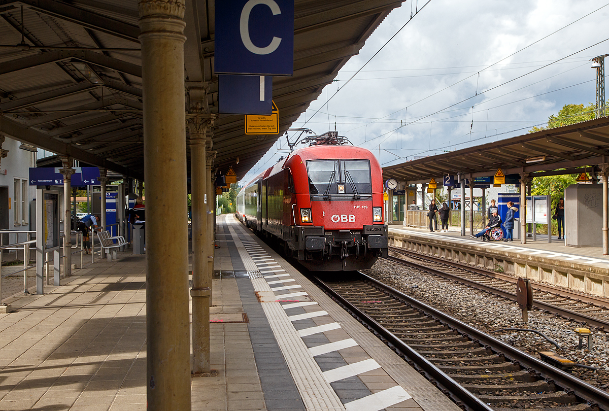 Der Taurus II �BB 1116 139 (A-�BB 91 81 1116 139-7) rauscht am 11.09.2022 mit  einem EC durch den Bahnhof Prien am Chiemsee in Richtung Salzburg.

Die Elektrische Universallokomotive vom Typ Siemens ES64U2  (Taurus II)  wurde 2003 von Siemens im TS Werk Linz unter der Fabriknummer 20860 gebaut und an die �BB (�sterreichische Bundesbahnen) als 1116 139-5 geliefert. Sie hat die Zulassungen f�r �sterreich und Deutschland.
