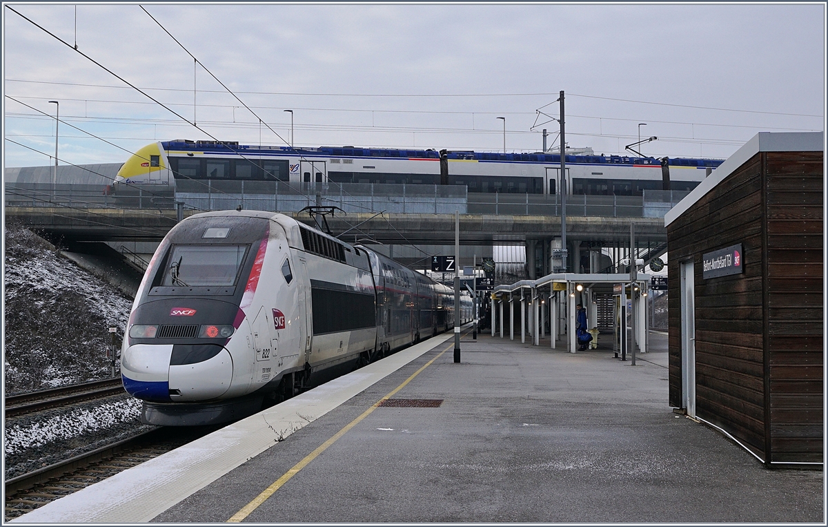 Der TGV 822 mit den Triebk�pfen 310244 (f�hrend) und 310243 (schiebend) hat den Bahnhof  Belfort-Montb�liard TGV erreicht. Der Euroduplex ist als TGV 9880 von Luxembourg (ab 07:24) nach Montpellier Saint-Roch (an 15:03) unterwegs. 
Dar�ber, im Bahnhof Meroux steht er SNCF Z 25570/27569 der als TER 895055 von Belfort hier angekommen ist und nach einer knappen Stunde als TER 895056 wieder nach Belfort zur�ckf�hrt.
11. Jan. 2019