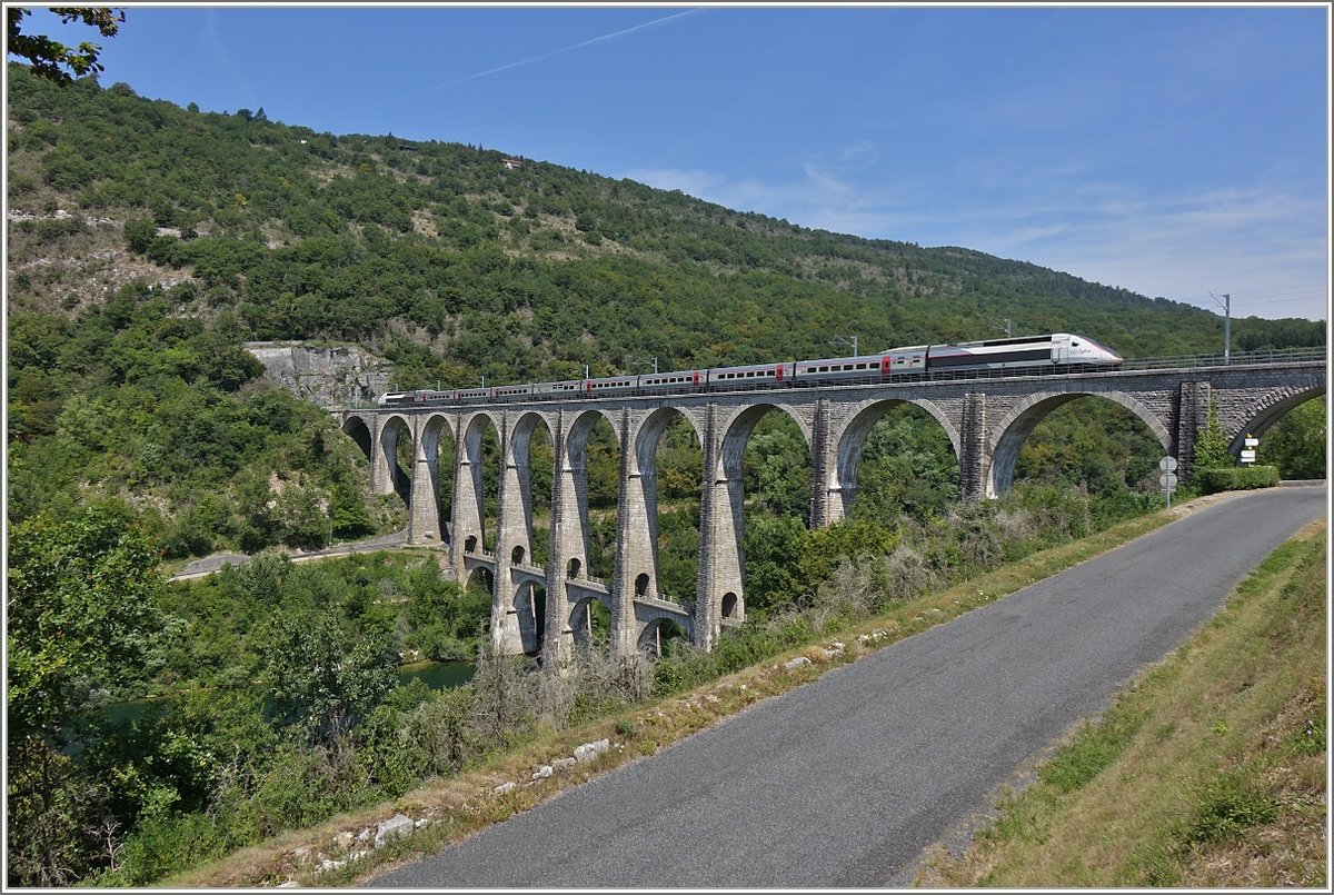 Der TGV 9770 fährt über das Cize-Bolozon Viadukt im französischen Jura.
(17.07.2019)