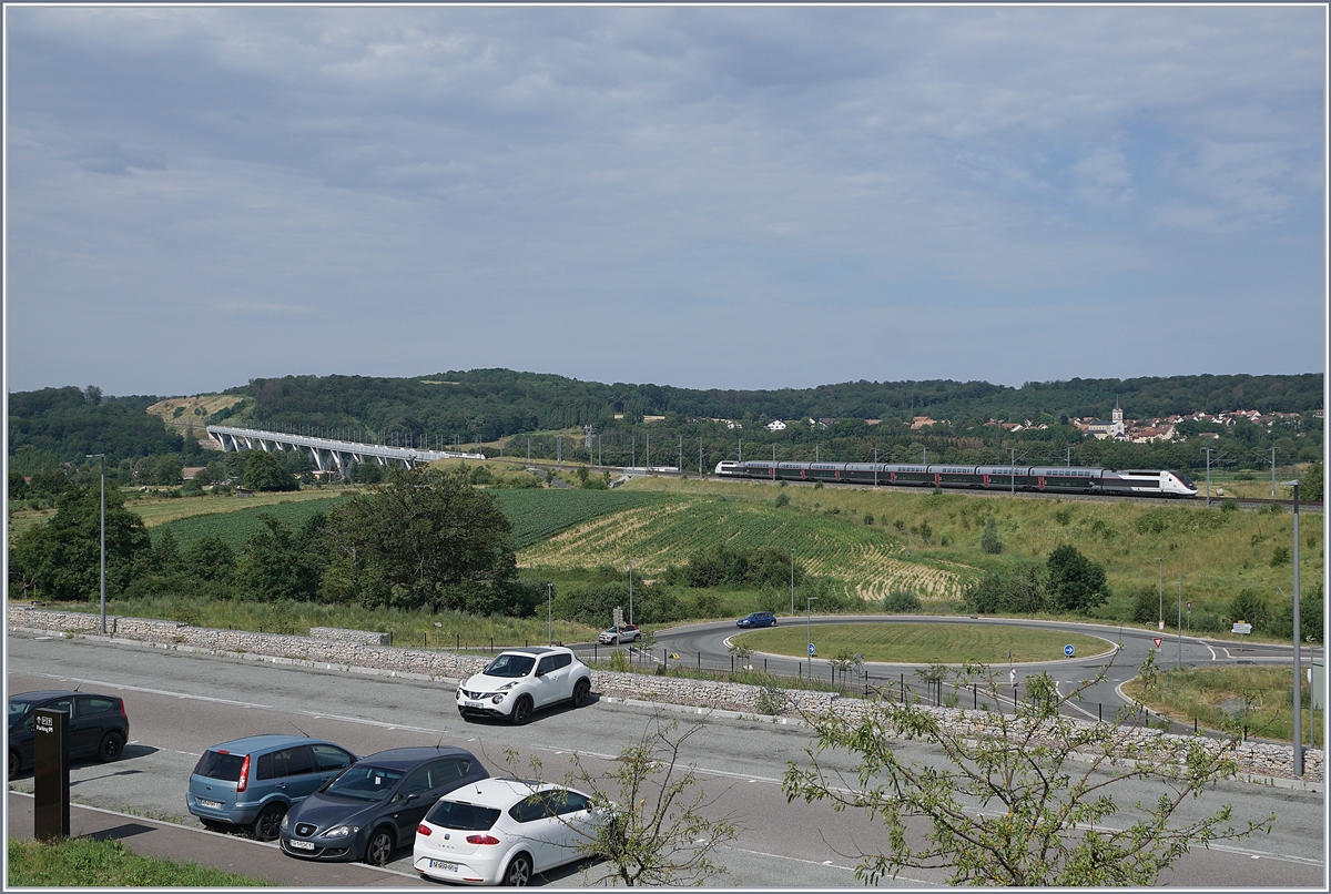 Der TGV 9881 von Luxembourg nach Montpellier gewinnt nach dem Halt in Belfort-Montb�liard TGV (km 133.9) an Geschwindigkeit und wird gleich �ber den 816 Meter langen Savoureuse Viadukt (km 130.8) fahren.

6. Juli 2019