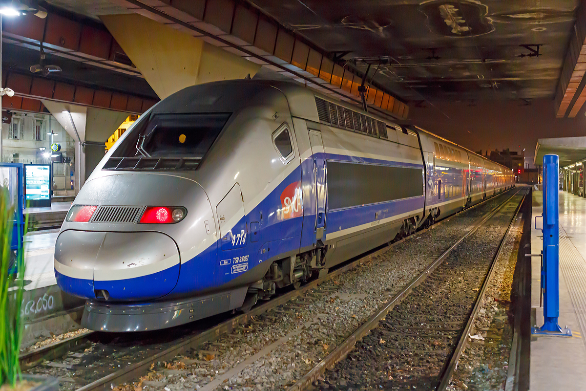 
Der TGV Euroduplex (2N2) 4714 hat, p�nktlich nach 7 Stunden und 47 Minuten, als TGV 9580 / TGV 9581 (Frankfurt am Main Main Hbf - Strasbourg  - Lyon . Marseille St-Charles), den Zielbahnhof Marseille Saint-Charles am 24.03.2015 erreicht. 

Auch bei bis zu 320 km/h war das Reisen mit ihm im Oberdeckt sehr angenehm. Dies liegt wohl an dem besonderen Merkmal den Jakobs-Drehgestellen, bei denen zwei aneinandersto�ende Mittelwagen gemeinsam auf einem Drehgestell aufliegen und daher nicht getrennt werden k�nnen. Sie geben dem Zug ein niedriges Gewicht, eine besondere Laufruhe und verringern die Wahrscheinlichkeit des Entgleisens. Ein Nachteil dieser Bauweise ist, dass die Z�ge nur mit gro�em Aufwand getrennt werden k�nnen. W�hrend die Triebk�pfe standardm��ig abgekuppelt und teilweise baureihen�bergreifend gewechselt werden k�nnen, sind f�r die Trennung von Mittelwageneinheiten spezielle Hebevorrichtungen in den Depots notwendig.