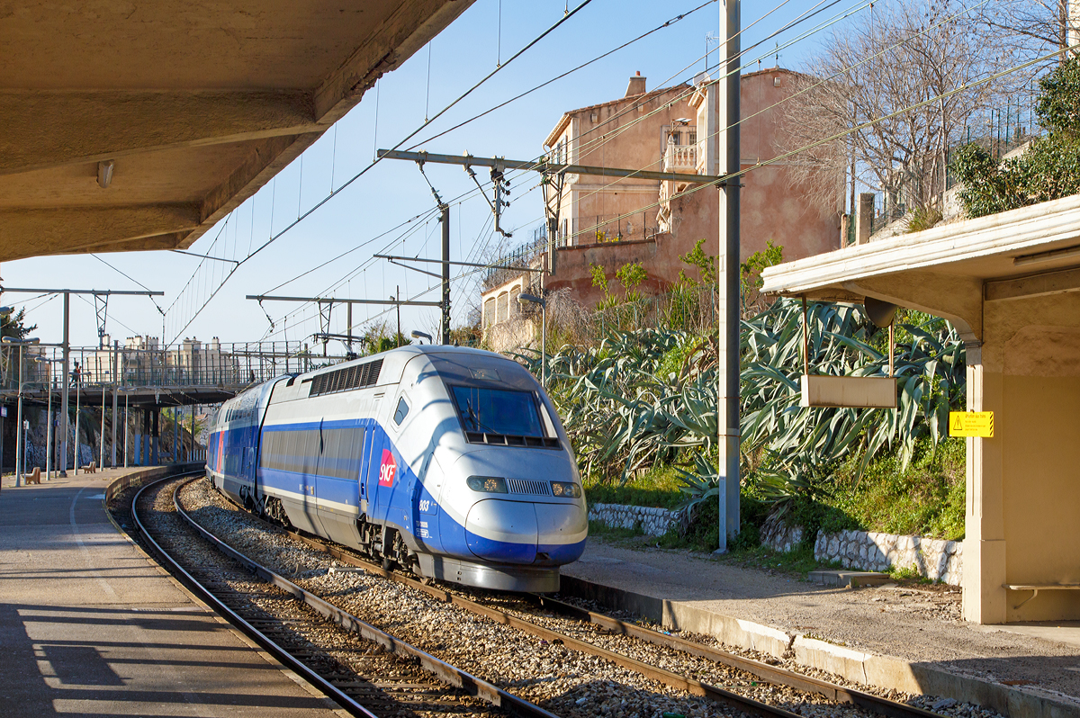 
Der TGV Euroduplex (2N2) 803 fährt am 26.03.2015 als TGV 9756 / 9757 (Genf - Marseille - Niza) durch den Bahnhof Marseille-Blancarde in Richtung Niza.