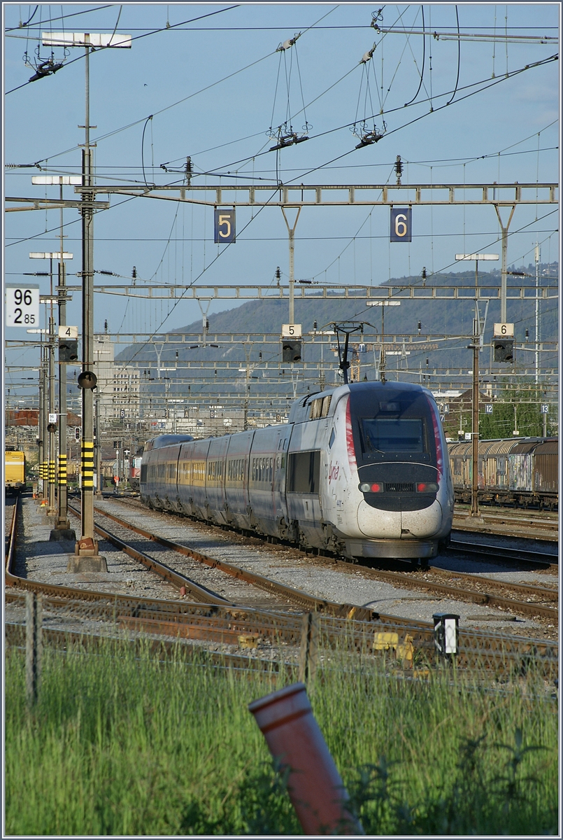 Der TGV Lyria 4411 im Rangierbahnhof Biel. Der TGV verbringt wohl aus fehlenden Möglichkeiten in Bern hier die Nacht.

24. April 2019