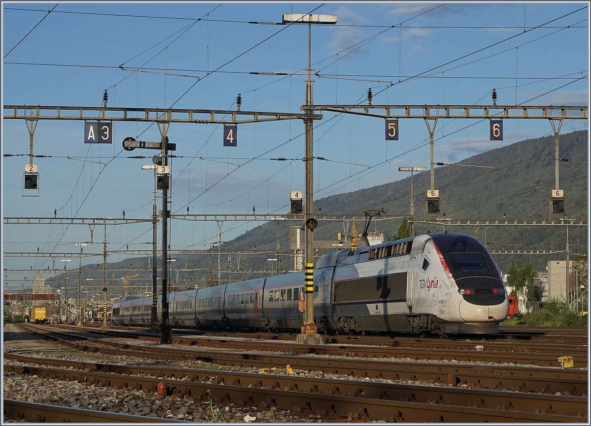 Der TGV Lyria 4411, welcher gegen zehn Uhr nach Bern fahren wird und dort als TGV 9216 Bern - Paris Gare de Lyon zum Einsatz kommt. 

24. April 2019