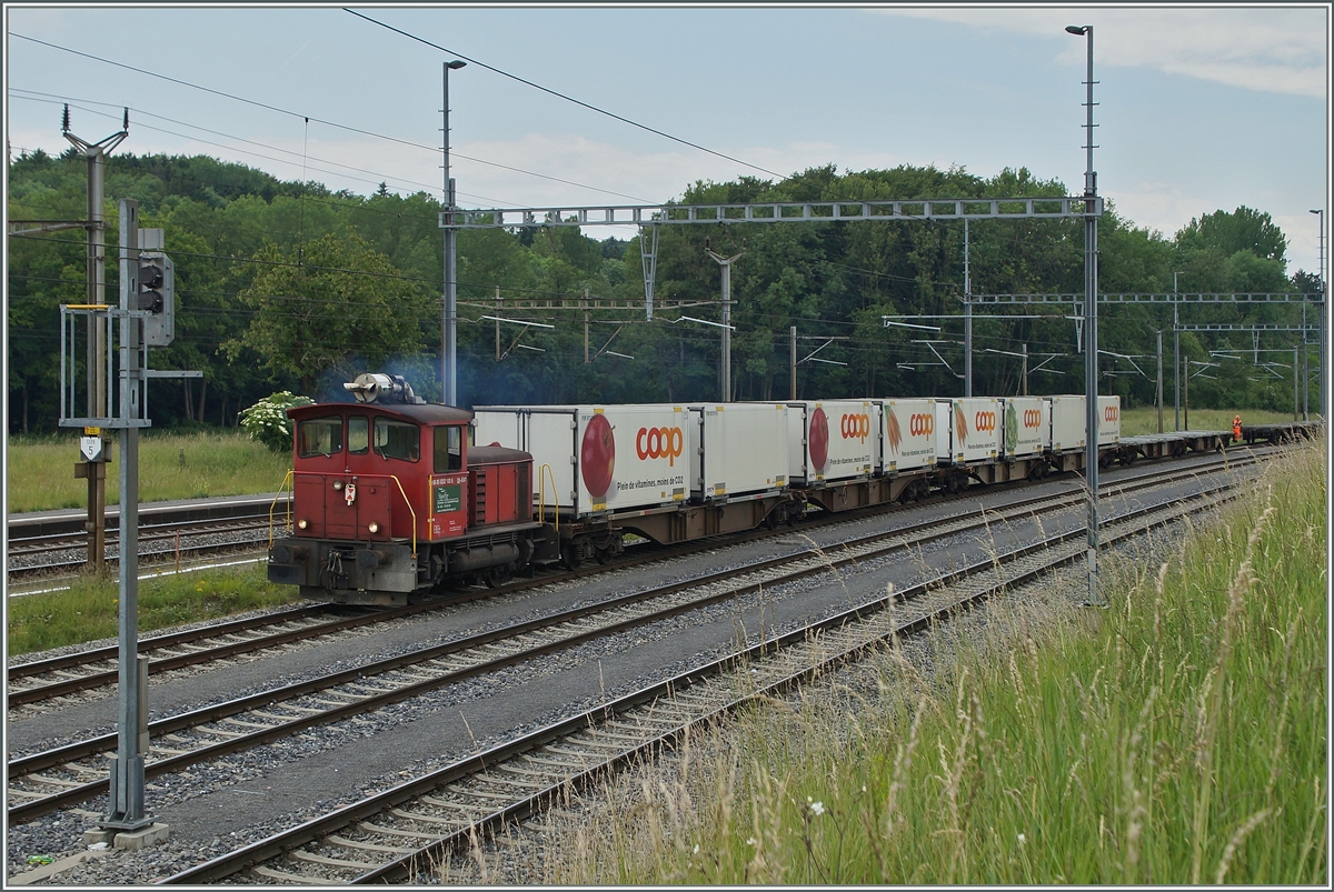 Der Tm 232 192-5 (UIC N° 98 85 5232 192-5)rangiert in Vufflens la Ville.
3. Juni 2014