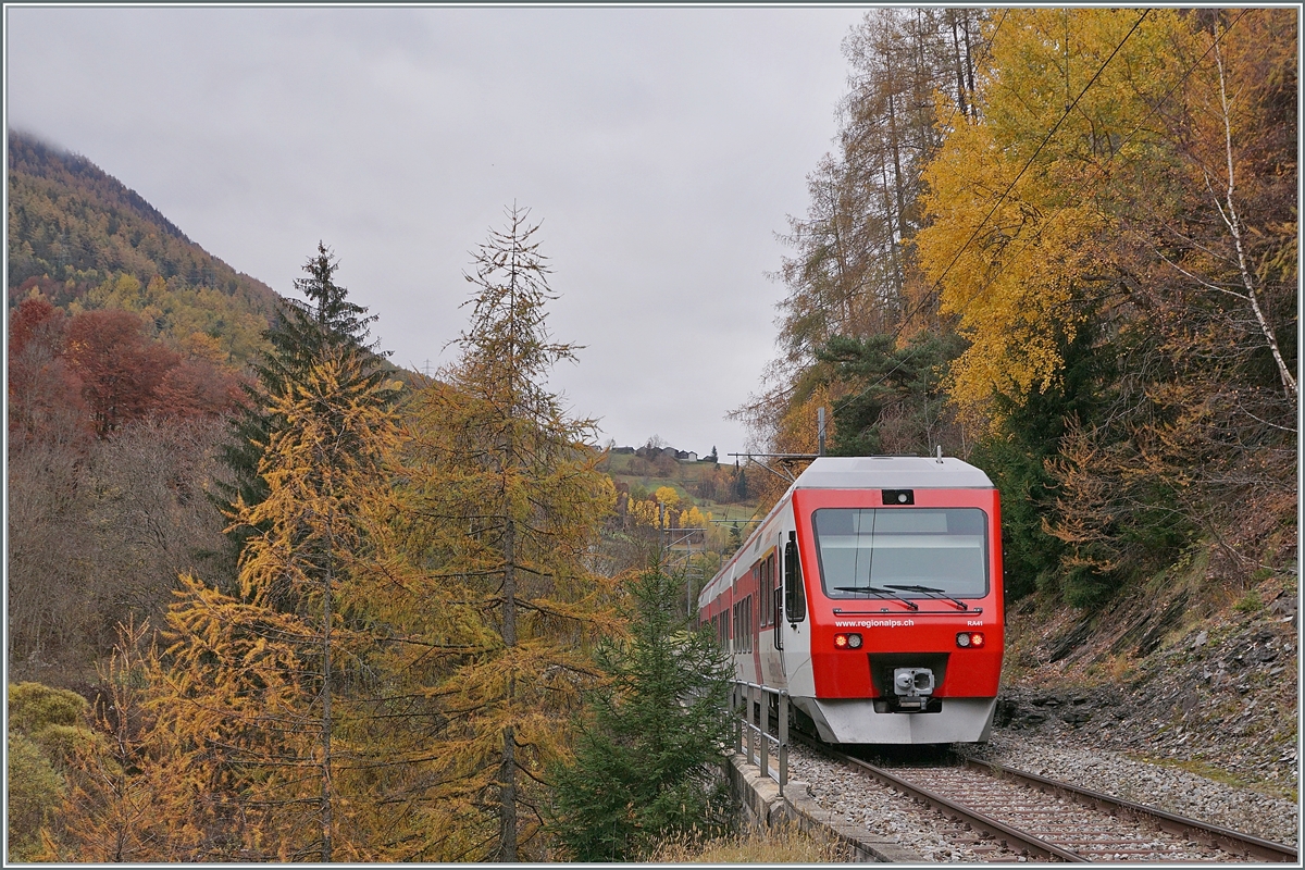 Der TMR RegionAlps RABe 525 041 (UIC 94 85 7525 041-0 CH-RA) ist von Sembracher nach Orsières unterwegs und fährt kurz nach Orsières durch einen bunten Herbstwald.

5. Nov 2020