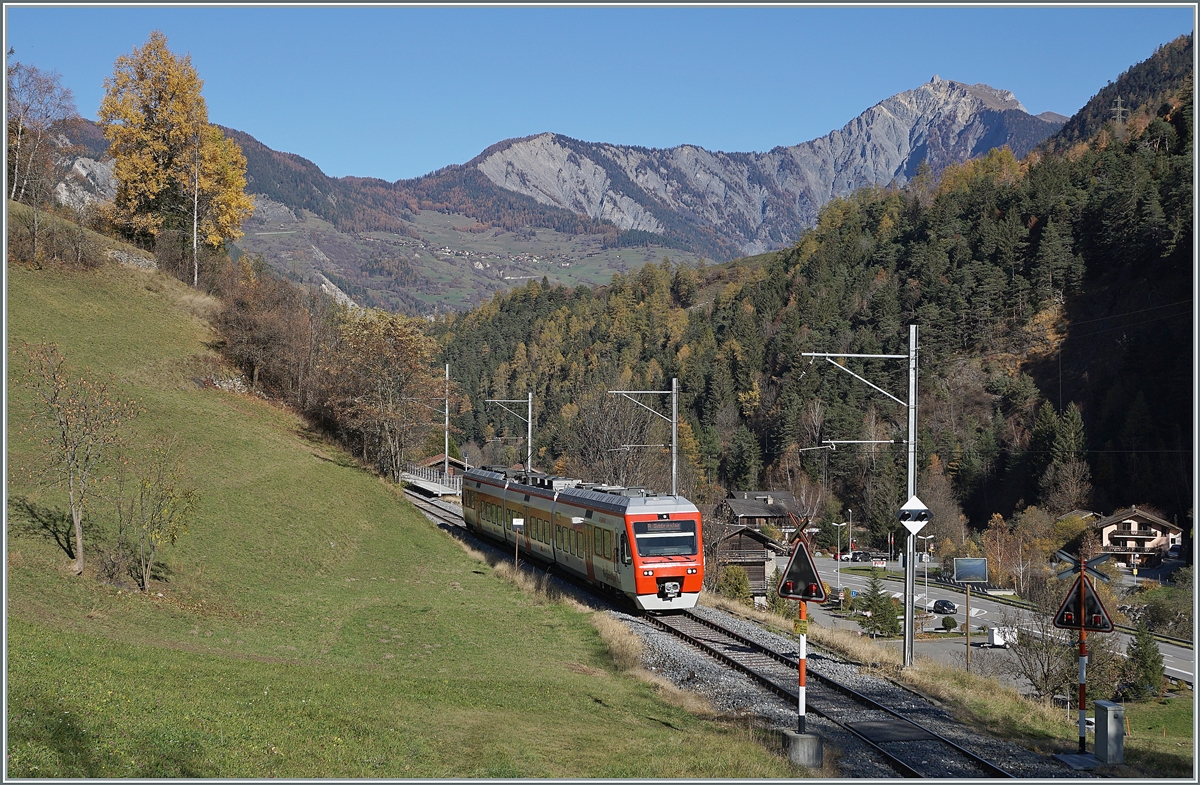 Der TMR RegionAlps RABe 525 041 (UIC 94 85 7525 041-0 CH-RA) ist von Orsières nach Sembracher unterwegs und erreicht La Douay, wo mangels Haltewunsch der Zug ohne Halt durchfährt

5. Nov 2020