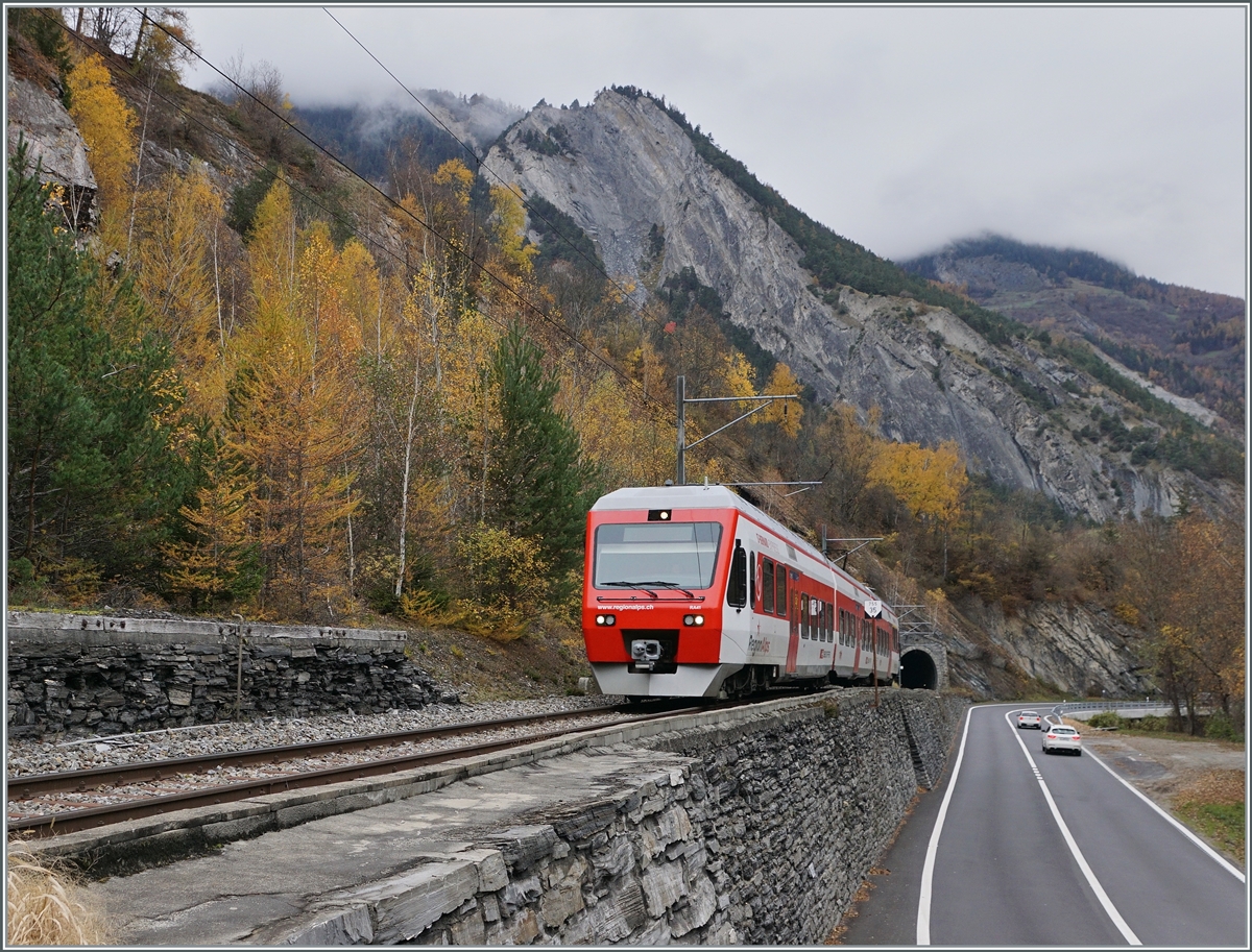 Der TMR RegionAlps RABe 525 041 (UIC 94 85 7525 041-0 CH-RA) hat Sembrancher verlassen und ist nun kurz nach der Abfahrt auf dem Weg nach Orsières. Das Bild wurde bei Hochnebel aufgenommen und zeigt eine ganz andere Ambiente, als das folgende an der selben Stelle bei Sonnenschein. 

5. Nov. 2020