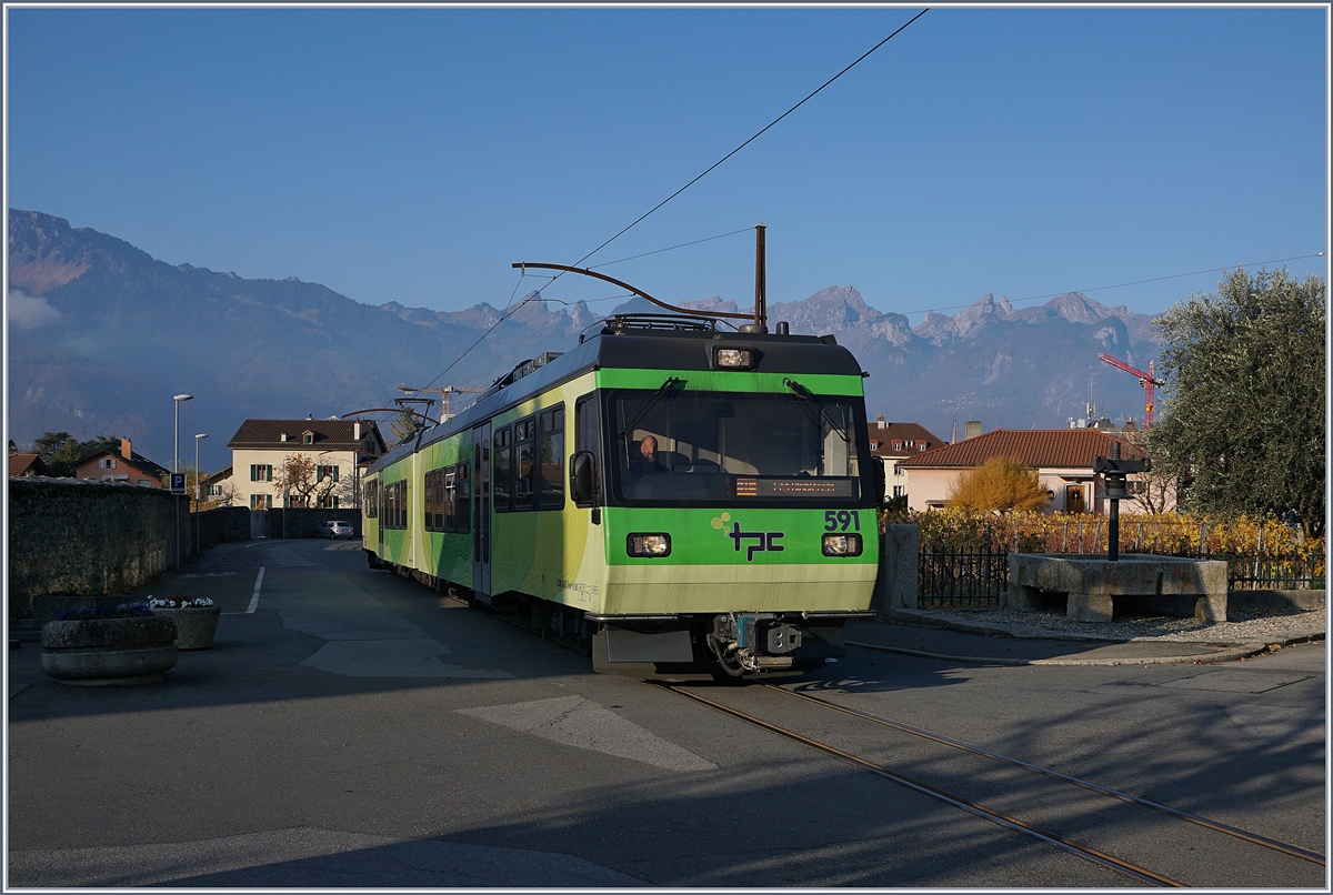 Der TPC Beh 4/8 N° 591 als Regionalzug 424 kurz nach der Haltestelle Aigle Place du Marché auf der Fahrt nach Les Diablerets.
18. Nov. 2018