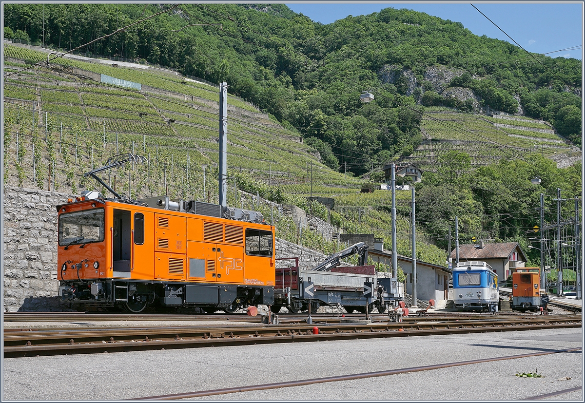 der TPC HGem 2/2 942 wartet in Aigle Dépôt A-L auf die Streckenfreigabe (Gegenzug) um Bergwärts fahren dürfen. 

29. Mai 2020