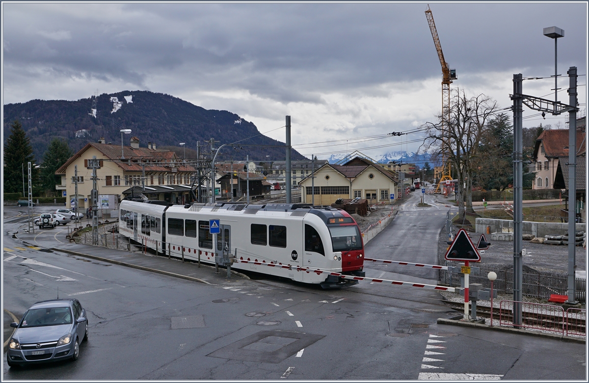 Der TPF Be 2/4 + B + ABe 2/4 102  SudExpress  verlässt Châtel-St-Denis; im rechten Bahnhofteil haben bereits die Abbrucharbeiten begonnen, wobei das Döpôt in Montbovon wieder aufgestellt werden soll. 

10. März 2019