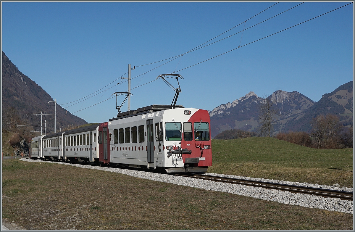 Der TPF Be 4/4 121 mit dem B 207 (ex MOB), B209 (ex MOB) und dem ABt 221 ist unmittelbar bei der Haltestelle von Lessoc als RER 51 14769 vor dem Hintergrund der Freiburger Alpen auf dem Weg nach Bulle. 

26. Nov. 2020