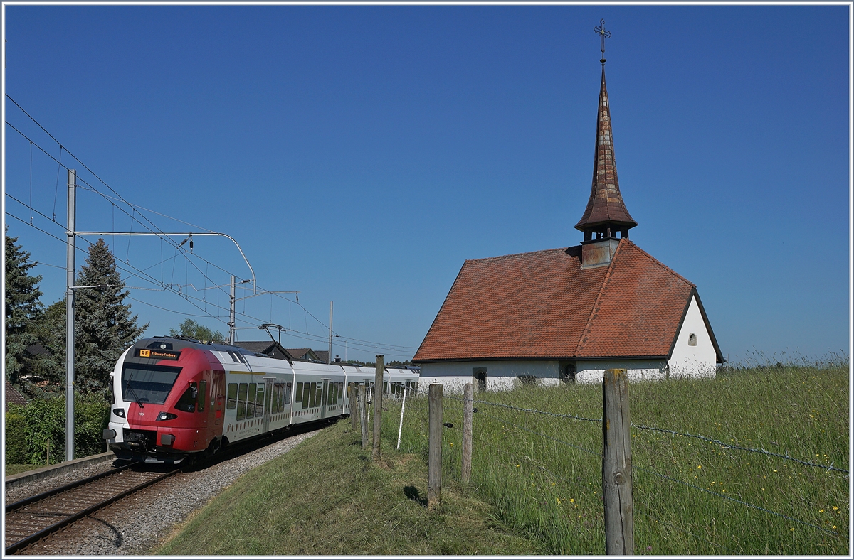 Der TPF RABe 527 195 als RE auf der Fahrt von Bulle nach Fribourg bei Vaulruz. 

19. Mai 2020