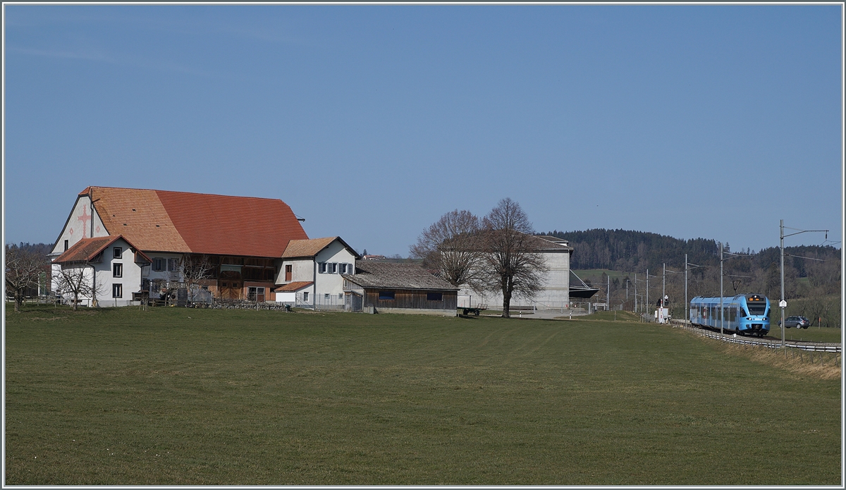 Der TPF RABe 527 198 ist als RE 3822 von Bern nach Bulle zwischen Sâles und Vaulruz unterwegs Das helle Blau des Zuges gefällt mir sehr gut, wobei überraschend festzustellen ist, dass das  Groupe Grisoni -Blau wie man es Land auf Land ab zu sehen bekommt, weitaus dunkler ist. 

2. März 2021