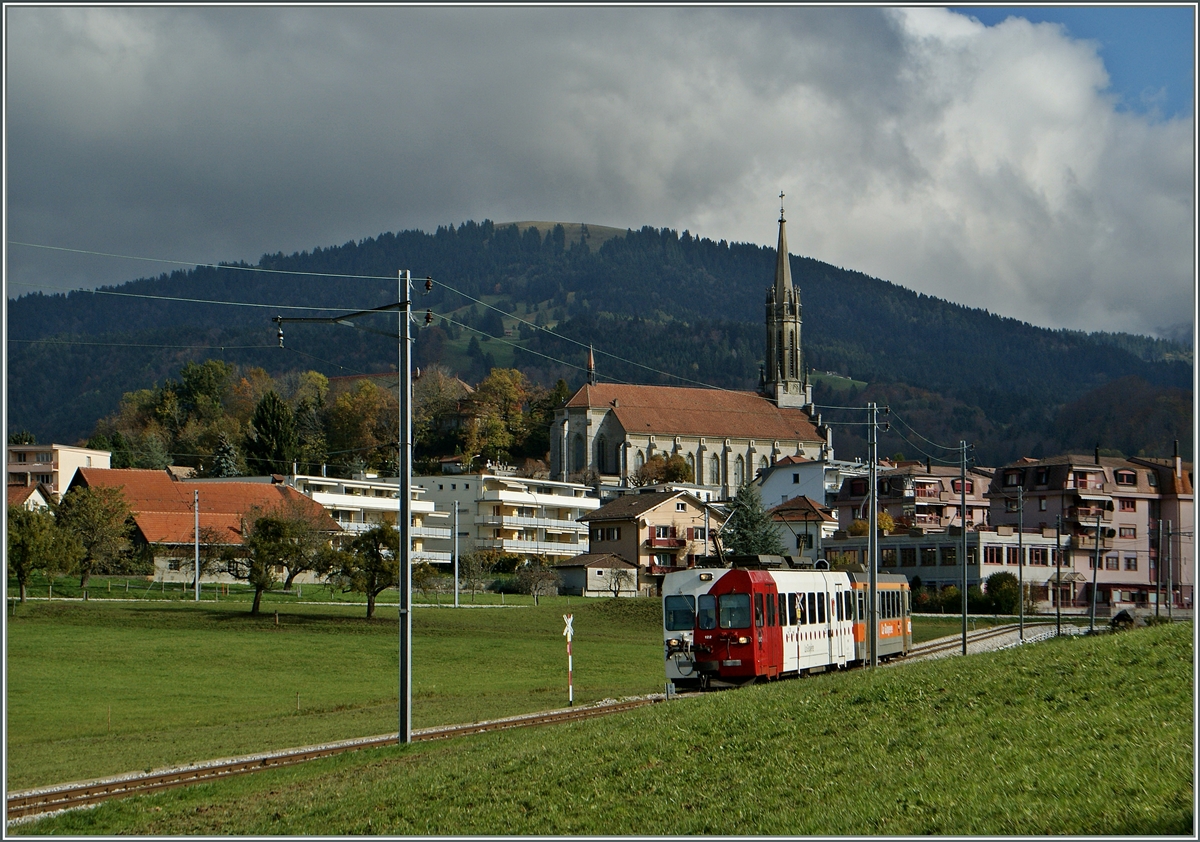 Der TPF Regionalzug 14829 (Bulle -Pal�zieux) hat den Bahnhof von Ch�tel St-Denis verlassen und f�hrt nun seinem nahen Ziel zu.
30. Okt. 2013