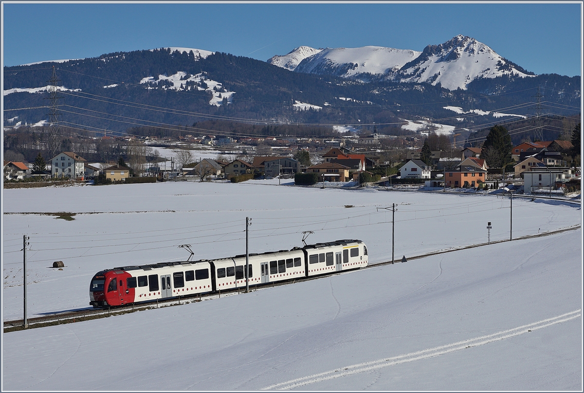 Der TPF Regionalzug S50 14824 von Palézieux nach Montbonvon kurz vor Bossennens. Der Zug besteht aus dem führenden Abe 2/4 102  Sud Express , einem Zwischenwagen und dem schiebenden Be 2/4 102 ebenfalls mit dem Namen  Sud Express .
16. Feb. 2018