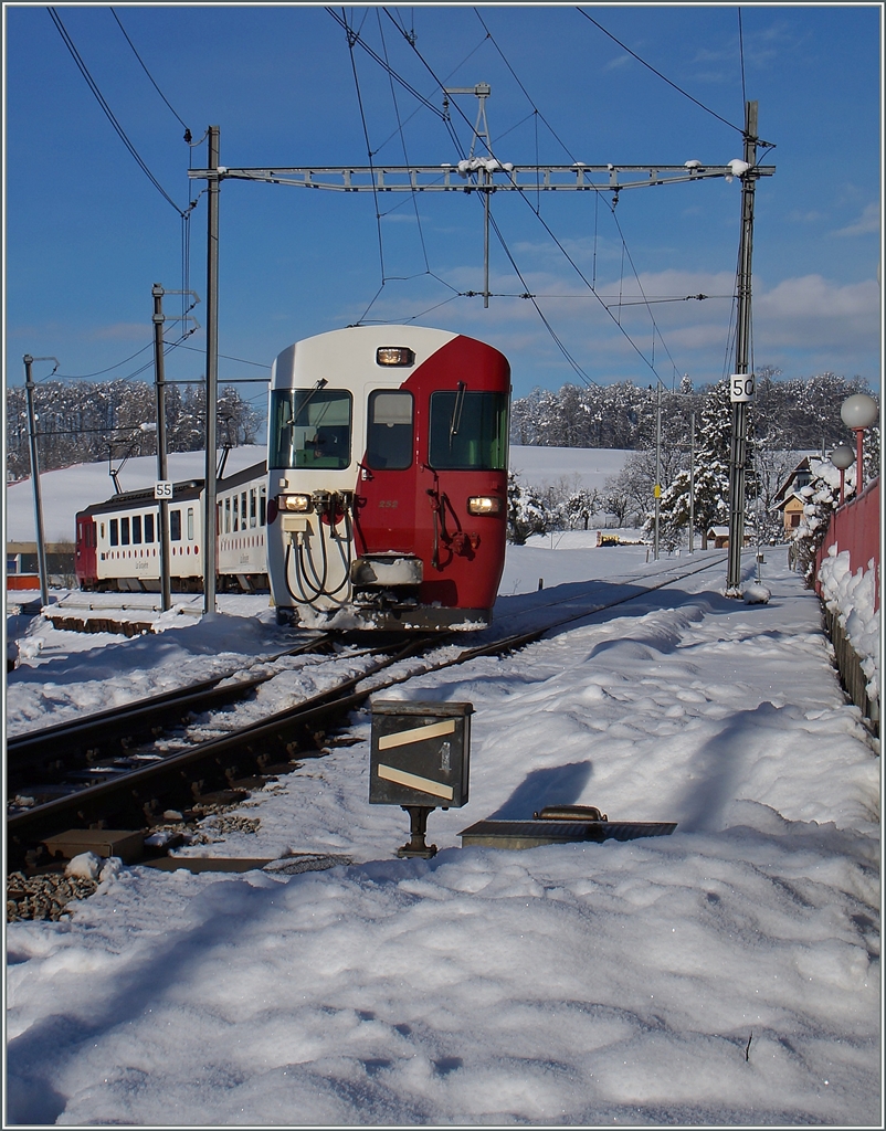 Der TPF Regionlazug 14812 erreicht von Palèzieux kommend Châtel St-Denis. 
21. Jan. 2015