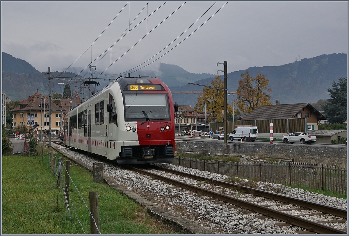 Der TPF SURF ABe 4/2 / Be 2/4 101 verlässt den  alten  Bahnhof in Richtung Montbovon. Rechts der Fahrleitungsmast deutet noch an, wo früher die Strecken nach Palézieux verlief. 28. Okt. 2019 
