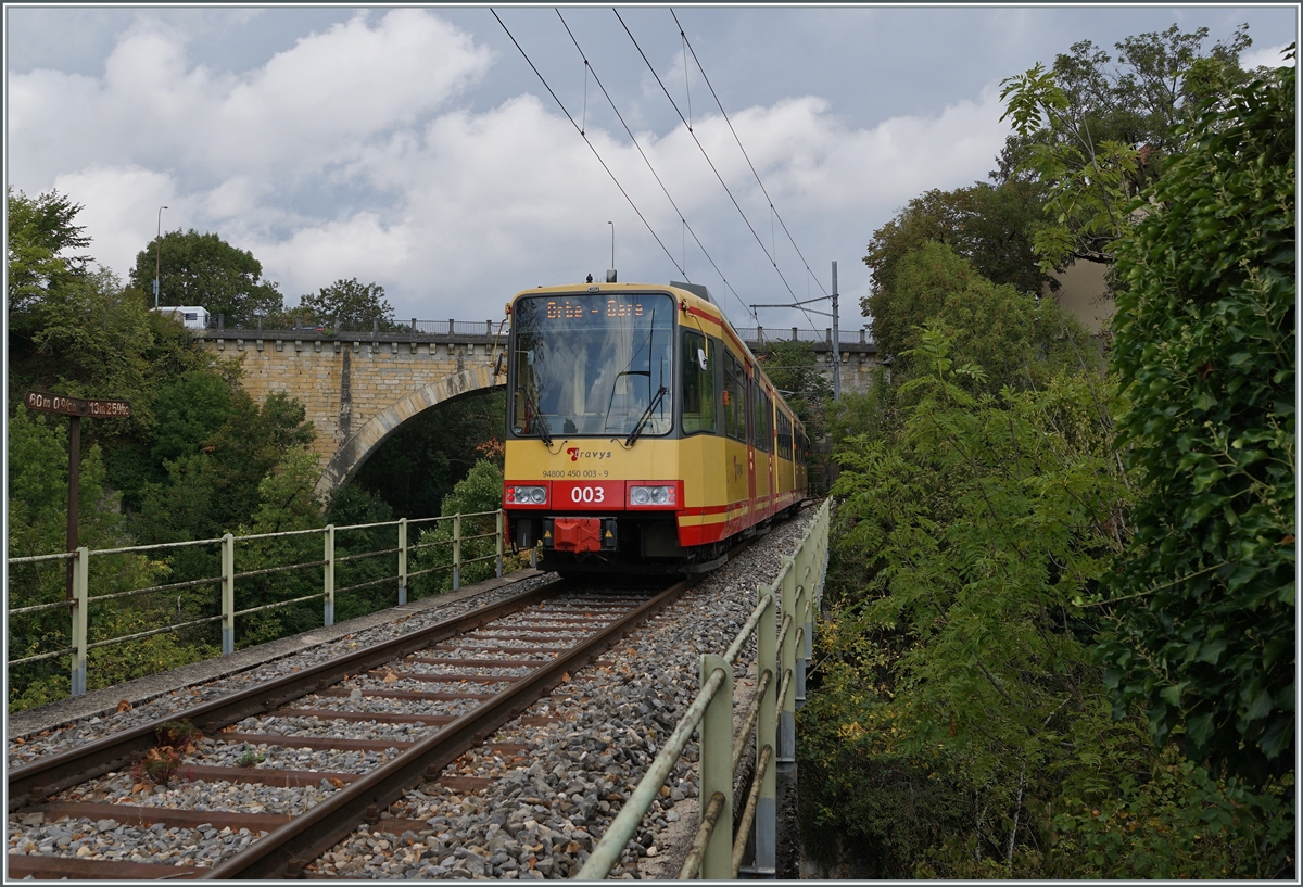 Der TRAVYS / OC Be 4/8 003 ist auf dem Weg nach Chavornay, überquert die Orbe und erreicht unmittelbar darauf den Halt St-Eloi. 

15. Aug. 2022