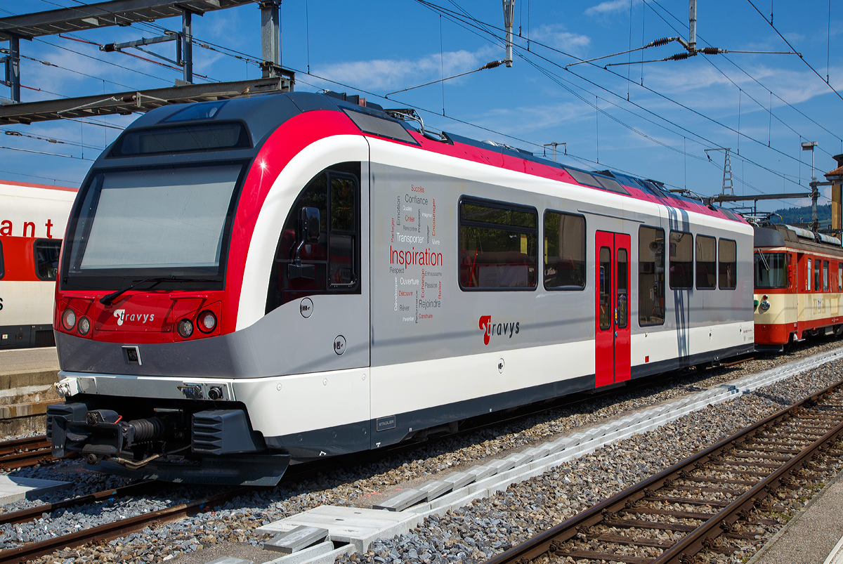 
Der Travys Be 4/4 3001 ist am 18.05.2018 einzeln beim Bahnhof Yverdon-les-Bains abgestellt. Eigentlich besteht ein Meterspur- Pendel-Triebzug meist aus der Komposition  Be 4/4 + AB +Be 4/4 (Triebwagen, 1./2. Klasse Niederflurzwischenwagen und Triebwagen).

Die Westschweizer Meterspurzüge aus den Jahren 2015/16 sind elektrische Niederflur-Triebzüge und -Triebwagen des Herstellers Stadler Rail, die bei sechs Westschweizer Privatbahnen (MBC, TPF, NStCM, CJ, MOB und Travys) unterschiedlichen Achsfolgen unter verschiedenen Stromsystemen im Einsatz stehen. Fünf ABe 4/12 für die AB (Appenzeller Bahnen) kamen noch 2018 hinzu. Das Konzept der Meterspurzüge weist einige Gemeinsamkeiten mit den normalspurigen Stadler Flirt auf.

2009 bestellte die Nyon-Saint-Cergue-Morez-Bahn (NStCM) bei Stadler vier zweiteilige Triebzüge ABe 4/8. Die NStCM hatte zunächst Interesse an Zügen in der Bauart der RBe 4/8 der LEB. Der Kanton Waadt verweigerte jedoch die Finanzierung der Kleinserie und forderte aus Kostengründen eine gemeinsame Bestellung mit anderen Bahnen. Bei den Deutschschweizer Meterspurbahnen wusste man nichts von der Bestellung. Indessen verzeichneten mehrere Meterspurbahnen in der Romandie starke Nachfragesteigerungen, so dass der Kanton Waadt eine Kapazitätssteigerung und Erneuerung der auf seinem Gebiet verkehrenden Privatbahnen beschloss. Daraufhin schrieben die drei Waadtländer Meterspurbahnen MBC, Travys und Montreux-Berner Oberland-Bahn (MOB) zusammen mit den Transports publics fribourgeois (TPF) die Lieferung von 17 zwei- und dreiteiligen Triebzügen aus. Trotz der Konkurrenz des Bombardier-Konzerns, der in Villeneuve ein Werk betreibt, erhielt Stadler Bussnang den Auftrag im Wert von 151 Millionen Franken. Damit hat der Thurgauer Hersteller bei den Schweizer Meterspurfahrzeugen seinen Konkurrenten aus dem Markt gedrängt. Mit der gemeinsamen Bestellung ließen sich 28 Millionen Franken einsparen. Die NStCM schloss sich der Bestellung mit vier zweiteiligen Zügen im Wert von 66 Millionen an. Nachträglich bestellten die Chemins de fer du Jura (CJ) fünf Einteiler. 

Die Anforderungen der Kunden sind unterschiedlich. MBC und Travys fahren mit 15.000 Volt Wechselstrom, die anderen Bahnen mit Gleichstrom. Die Strecken von MBC, Travys und MOB sind mit ihren starken Steigungen anspruchsvoll. Die MBC bestellten einen dreiteiligen und drei zweiteilige Züge, wobei die Zweiteiler mit den bereits vorhandenen Niederflurzwischenwagen zu Dreiteilern ergänzt wurden. Die Zugkraft ist so ausgelegt, dass sie für den Militärverkehr bis zu vier zusätzliche Personenwagen nach Bière befördern können. Mit den drei dreiteiligen Zügen stehen Travys zusammen mit den beiden GTW ABe 2/6 modernes Rollmaterial für die Strecke Yverdon–Ste-Croix (YSteC) zur Verfügung. Die vier leistungsstarken Zweiteiler der MOB werden wie die Allegra der RhB zur Traktion von längeren Zügen mit bis zu neun Reisezugwagen eingesetzt. Die TPF nutzen die neuen Fahrzeuge, um auf ihrem Schmalspurnetz die erste Wagenklasse einzuführen. Die als Dreiteiler abgelieferten Züge können zur Anpassung an die Verkehrsnachfrage als zwei- und vierteilige Kompositionen formiert werden. MBC und MOB vereinbarten Optionen über je eine zusätzliche Komposition, die TPF über vier und die NStCM über fünf, wobei die Bestellung der NStCM für das Jahr 2018 geplant ist.

TECHNISCH DATEN (Be 4/4 3001 -  3006):
Hersteller: Stadler (2015) , 6 Triebwagen bzw. 3 Triebzüge
Spurweite: 1.000 mm
Achsfolge: Bo‘Bo’  (Bo‘Bo’ + 2’2’ + Bo‘Bo’ in Komposition  Be4/4+AB+Be4/4 )
Länge über Puffer: 20.155 mm (60.310 mm als Triebzug)
Achsabstand im Drehgestell: 2.000 mm
Breite: 2.650 mm
Höhe: 4.022 mm
Eigengewicht: 45 t
Dauerleistung: 1.020 kW (am Rad)
Kurzzeitleistung: 1.400 kW
Anfahrzugkraft: 150 kN (bis 35 km/h)
Stromsystem: 15kV, 16,7Hz
Höchstgeschwindigkeit: 100 km/h
Sitzplätze:  45  in der 2. Klasse und 4 Klappsitze
Fußbodenhöhe: 1.100 mm (Hochflur)  / 480 mm (Niederfur)
Bremsen: Elektrische Rekuperationsbremse, pneumatische Charmilles-Bremse, magnetische Knorr-Bremse
Kupplungstyp: +GF+