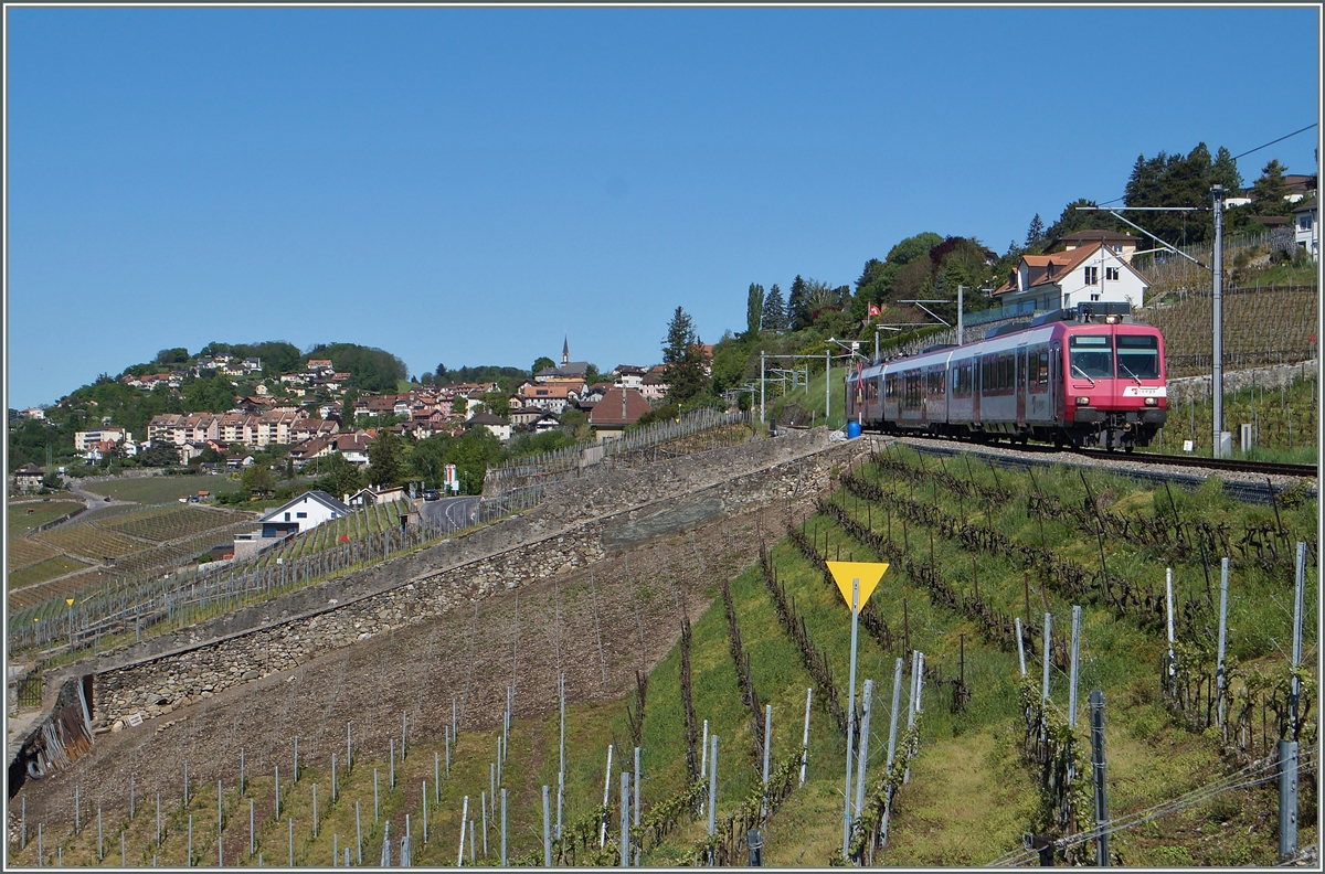 Der Travys Domino RBDe 560 384-0 im Einsatz auf der  Train des Vignes  Linie Puidoux-Chexbres - Vevey kurz nach Chexbres als S31 12065.
6. Mai 2015