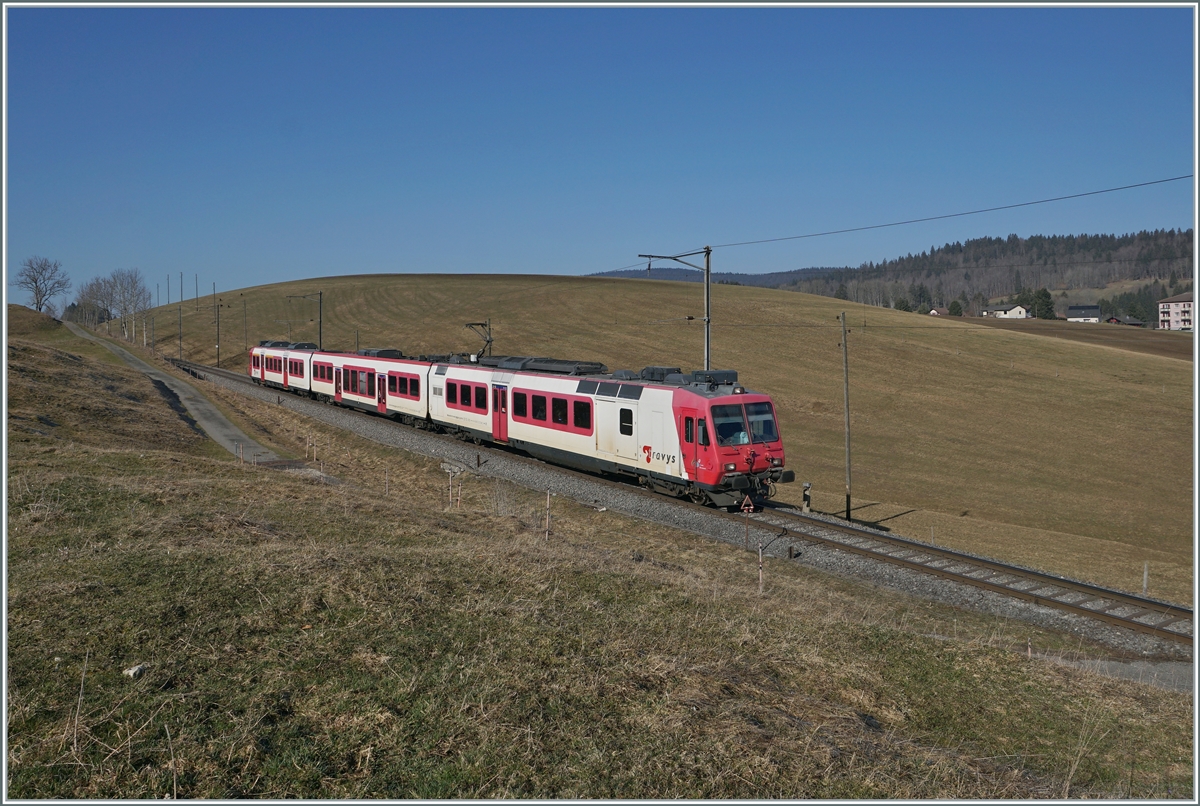 Der Travys RBDe 560 384-0 (RBDe 560 DO TR 94 85 7 560 384- CH-TVYS)  Lac Brenet  mit B und ABt ist als Regionalzug von Le Brassus nach Vallorbe kurz vor Les Charbonnières unterwegs. 

24. März 2022