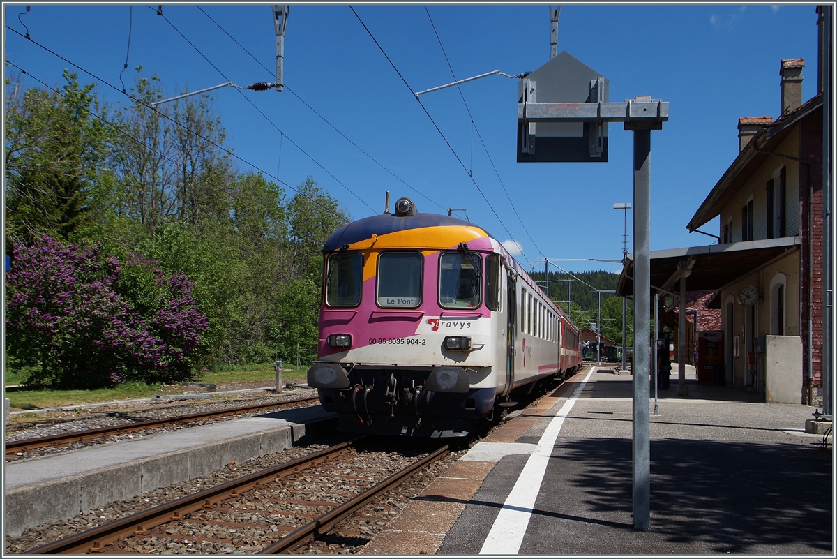Der Travys Schülerzug 6020/6019 in Le Pont, der mangels weiterer Gleise in Le Pont ausser Mittwoch (Schulfreier Nachmittag) als Leermaterialzug nach Le Lieu zurückfahrt, aber heute an diesem Mittwoch als Regelzug 6019 Le Pont - Le Brassus zu finden ist.
Dieses Bild zeigt den ex MThB Steuerwagen Seite Le Brassus. 
3. Juni 2015