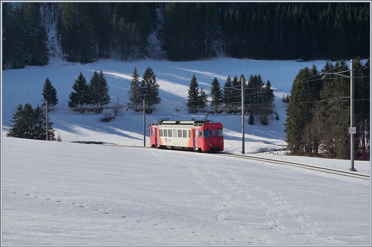 Der TRAVYS YSTeC Be 4/4 1 fährt kurz nach Ste-Croix talwärts. Er brachte einen aufgebockten Müll-Container Wagen nach Ste Croix.
14. Feb. 2017
