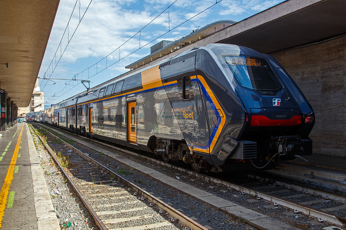 Der Trenitalia “Rock” ETR 621-010, ein sechsteiliger Elektrotriebzug vom Typ Hitachi Caravaggio, steht am 13.07.2022 im Bahnhof Roma Termini, als Regionale 12582 nach Ladispoli-Cerveteri (Küstenstadt nordwestlich von Rom), zur Abfahrt bereit.

Hitachi Rail Italien baut im Werk Pistoia diese doppelstöckigen Elektrotriebzüge (EMU) vom Typ Rock. Die Fahrzeuge werden als  ETR 421 (vierteilig) ETR 521 (fünfteilig) und ETR 621 (sechsteilig) bezeichnet. Diese sechsteilige Variante ist 163,4 m lang und bietet 729 Sitzplätze.
