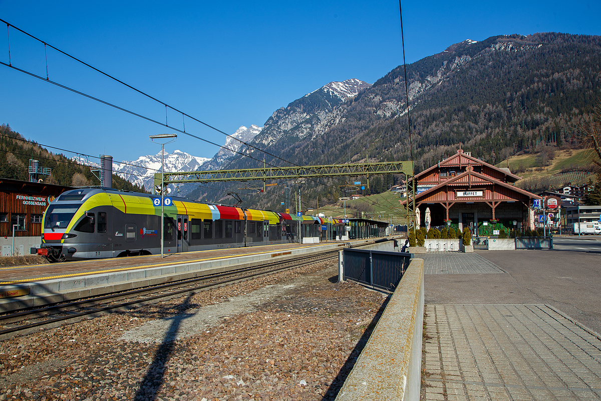 Der Trenitalia ETR 170 217, ein sechsteiliger Stadler FLIRT (MS für I / A) erreicht am 27.03.2022, als Regionalzug von Meran/Merano via Bozen/Bolzano nach Brenner/Brennero, den Bahnhof Gossensaß/Colle Isarco. 

Diese sechsteiligen Elektrotriebzüge vom Typ Stadler FLIRT wurden für den grenzüberschreitenden Verkehr zwischen Italien und Österreich konzipiert. Die 160 km/h schnellen Züge werden auf den Linien Meran-Bozen-Brenner, Unterland Trento-Ala und Franzensfeste-Innichen-Lienz (Pustertal) eingesetzt. Die aktuelle Flotte besteht derzeit aus 25 FLIRTs. Sie sollen auch noch im Vinschgau (Meran-Mals), unter 25 kV 50 Hz, eingesetzt werden. Sie sind mit dem Zugsicherungssystem ETCS ausgestattet. Der klimatisierte Innenraum und das offene und transparente Design machen die Reise mit angenehm für die Passagiere. Ein modernes Informationssystem versorgt die Fahrgäste mit allen notwendigen Informationen, sie sind zudem mit WLAN ausgestattet.
