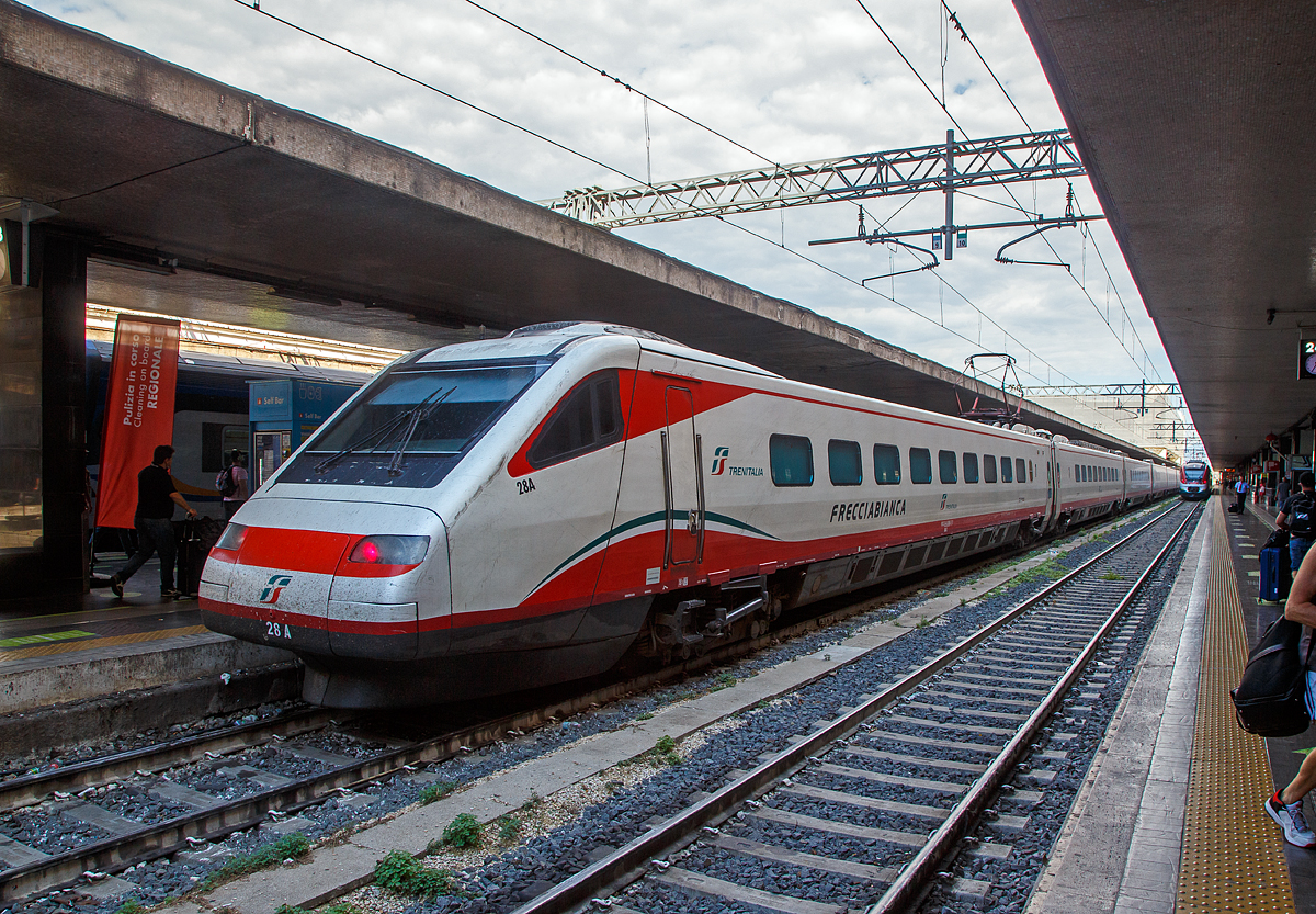 Der Trenitalia Frecciabianca ETR.463.28 (Pendolino) steht am 13.07.2022 im Bahnhof Roma Termini zur Abfahrt bereit.

Der ETR.463 (von italienisch ElettroTreno Rapido) oder umgangssprachlich Pendolino ist ein von Trenitalia betriebener italienischer Neigezug von Fiat Ferroviaria. Noch während die Produktion der ETR.450 im Gange war, wurde mit dem Bau der zweiten Generation von Pendolino-Zügen begonnen. Die 10 Züge wurden 1991 von Italienischen Staatsbahn (FS) bestellt. Seit 2013 gehören die Züge zur Zuggattung Frecciabianca und bedienen von Rom aus Genua, Ravenna (und bis 2020 Reggio Calabria), sowie seit 2021 die Verbindung Venedig–Lecce über die Adriabahn.

Für den internationalen Verkehr (nach Frankreich) wurden die Züge 21, 27 und 28 im Jahre 1996 mit einer Zweisystem-Ausrüstung versehen, sodass sie auch mit Gleichstrom mit einer Spannung von 1500 V verkehren konnten. Die umgebauten Züge wurden der Baureihe ETR.463 zugeordnet. Die Züge kamen ab dem Winterfahrplan 1996 auf der Strecke Mailand–Turin–Lyon zum Einsatz. Eine geänderte Getriebeübersetzung gab den Zügen eine höhere Zugkraft zur einfacheren Überwindung der Rampen der Mont-Cenis-Bahn, dies setzte aber die Höchstgeschwindigkeit auf 200 km/h herunter. Die grenzüberschreitenden Fahrten wurden 2003 eingestellt und die Getriebeübersetzung wieder zurückgeändert, sodass sie wieder ihre alte Höchstgeschwindigkeit erreichen konnten.

Aus der Baureihe ETR.460/463 wurde die Baureihe ETR.470 Cisalpino abgeleitet, die zusätzlich über eine Wechselstromausrüstung für eine Spannung von 15 kV 16,7 Hz~ verfügt und deshalb auch in der Schweiz, Deutschland, Österreich und Griechenland verkehren konnte.

Technik
Die Züge sind neunteilig und bestehen technisch aus drei unabhängigen Traktionseinheiten. Jeder der Drittelzüge besteht aus einem antriebslosen Wagen und zwei Wagen mit je einem Stromrichter in GTO-Thyristor-Technik und zwei Fahrmotoren. Die am Wagenkasten befestigten Motoren treiben jeweils, über eine Kardanwelle, die innere Achse jedes Drehgestells an, sodass jeder Antriebswagen über zwei Triebachsen verfügt. Die ETR.463 und unterscheiden sich von den ETR 460 nur durch die Zweisystem-Traktionsausrüstung und die zeitweise geänderte Getriebeübersetzung.

Im Gegensatz zum Vorgänger ETR.450 erhielten die Endwagen eine neue breitere eher eckiger wirkende Kopfform, die vom Industriedesigner Giorgio Giugiaro entworfen worden war. Die Mittelwagen wurden aus leichten extrudierten Aluminiumprofilen gebaut. Ein neues vollständig Unterflur angeordnetes Neigetechniksystem schränkt nicht mehr die Breite des Innenraums ein, sodass in der zweiten Klasse eine 2+2-Bestuhlung möglich wurde – die ETR 450 hatten noch eine 2+1-Bestuhlung, auch in der 2. Klasse.

TECHNISCHE DATEN:
Anzahl: 3
Hersteller: Fiat Ferroviaria
Baujahre: 1995–1996
Spurweite:  1.435 mm (Normalspur)
Achsformel: (1A)'(A1)' + (1A)'(A1)' + 2'2' + 2'2' + (1A)'(A1)' + (1A)'(A1)' + 2'2' + (1A)'(A1)' + (1A)'(A1)'
Länge: 236.600 mm
Leergewicht: 452 t  
Treibraddurchmesser: 890 mm (neu)
Höchstgeschwindigkeit: 250 km/h  (bis 2003 vor Umbau 200 km)
Stundenleistung: 6000 kW (bei 3 kV
Dauerleistung: 12 × 490 kW = 5.880 kW (unter 1,5 kV 3.920 kW)
Anfahrzugkraft:  260 kN
Stromsystem: 3 kV = und 1,5 kV = (DC)
Stromübertragung: Oberleitung
Sitzplätze: 134 (1. Klasse) und 322 (2. Klasse)