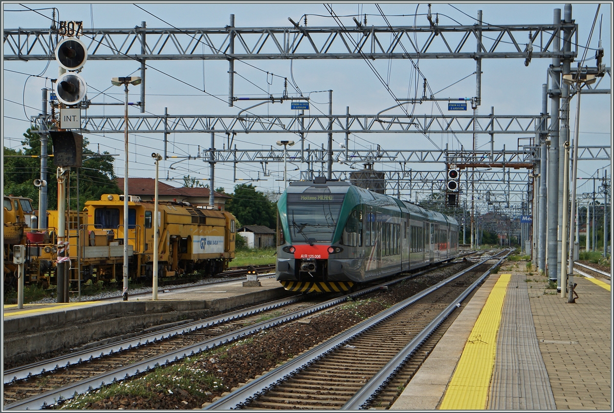 Der Trenord ATR 125.006 verlässt Monza Richtung Milano. 
22. Juni 2015