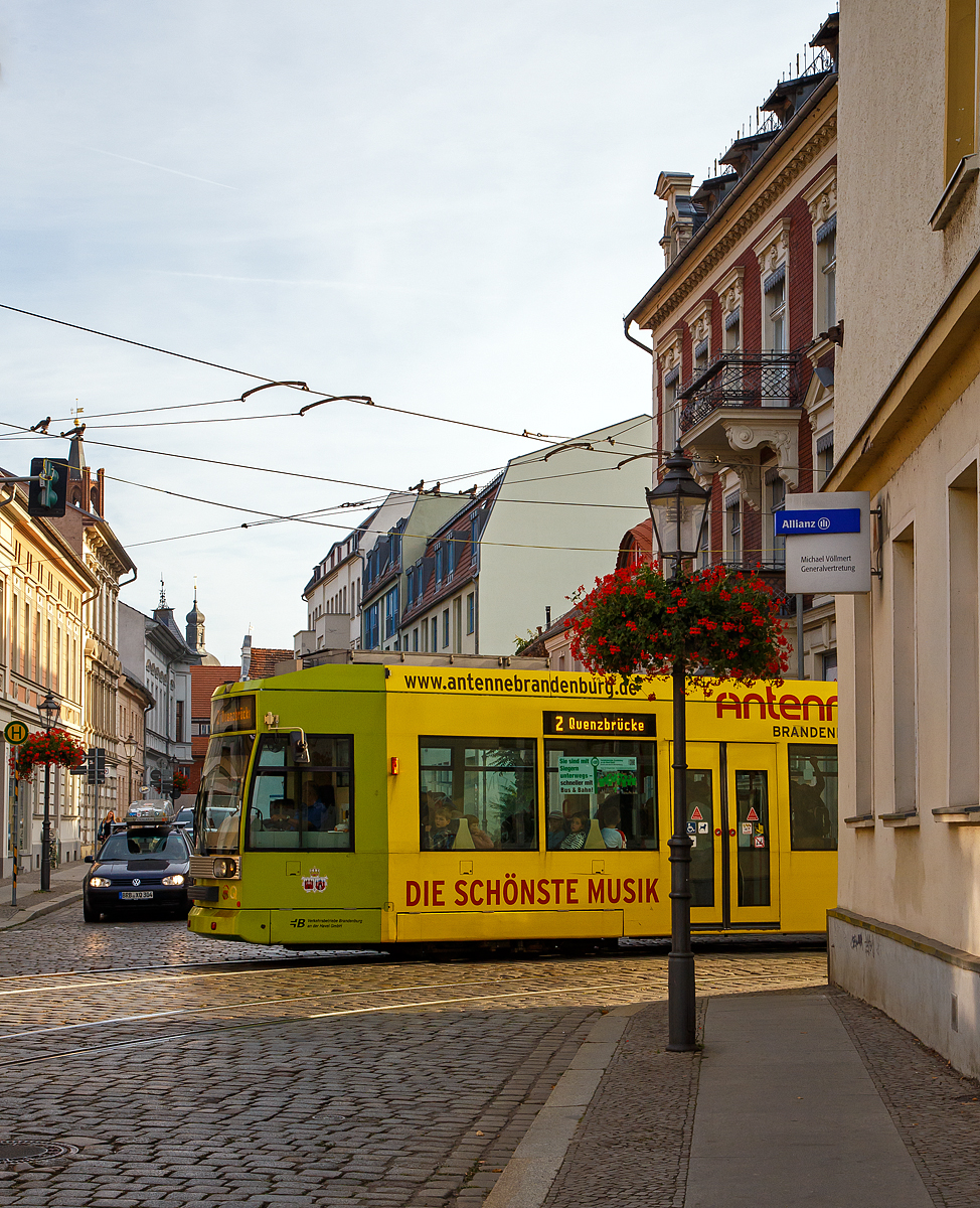 Der Triebwagen 102 der VBBr (Verkehrsbetriebe Brandenburg an der Havel GmbH), ein sechsachsiger dreiteiliger DUEWAG-Niederflur-Zweirichtungs-Gelenktriebwagen vom Typ MGT6D, kommt am 20.09.2018 aus der Ritterstraße auf die Plauer Straße. Er fährt als Linie 2 zur Quenzbrücke.

Der Zweirichtungstriebwagen ist ein 1995 von DUEWAG und Siemens gebauter Niederflur-Gelenktriebwagen vom Typ MGT6D der Bauart NGT6 (6xGlNfTwZR). Der Niederfluranteil beträgt ca. 70%.

