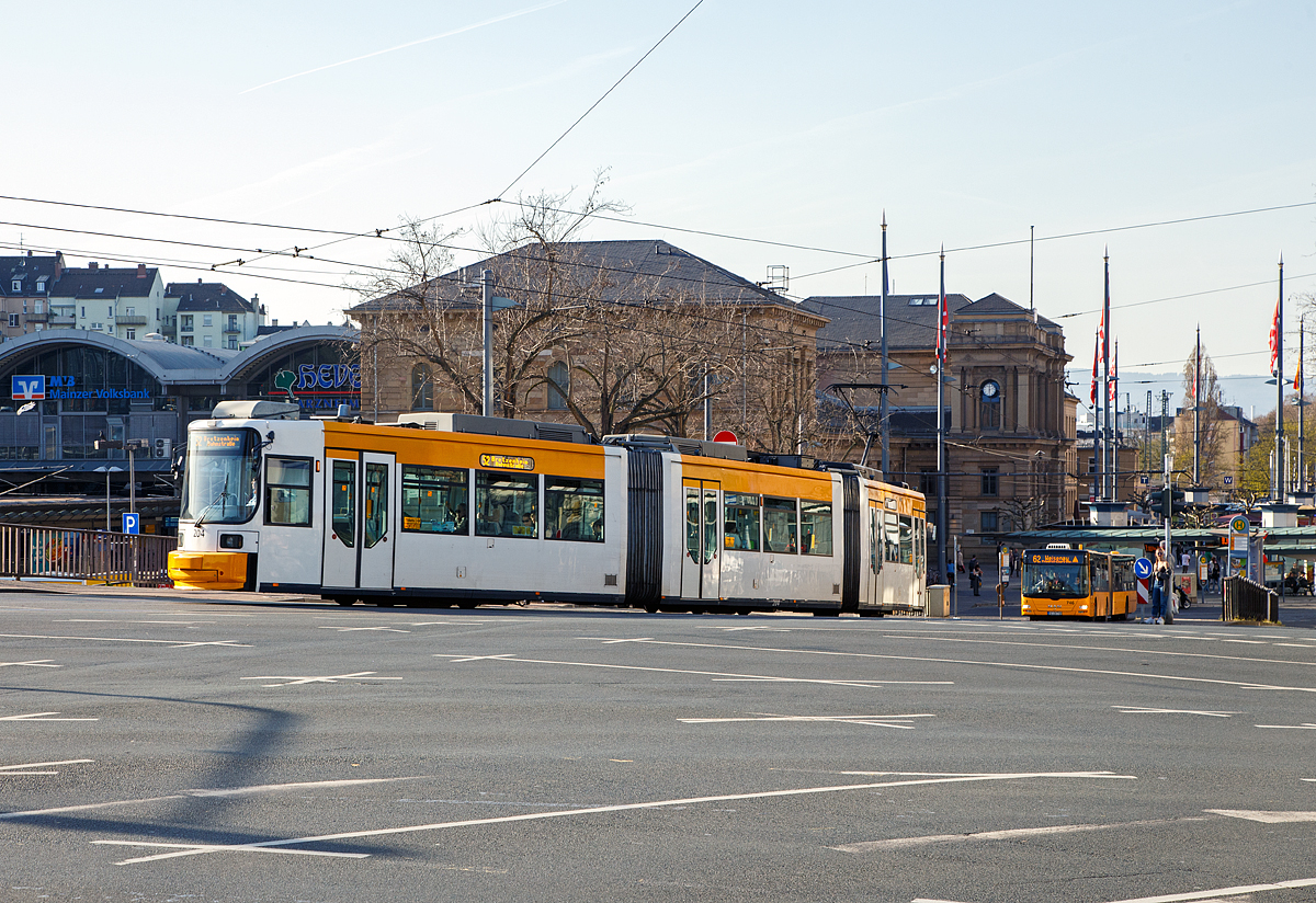 Der Triebwagen 204 der Mainzer Verkehrsgesellschaft (MVG), als Linie 52 nach Bretzenheim, Bahnstra�e, am 08.04.2018 auf der Alicenstra�e beim Mainzer Hauptbahnhof. Der Triebwagen ist ein dreiteiliger Niederflur-Kurzgelenkwagen vom Typ Adtranz GT6M-ZR (Gelenk-Triebwagen mit 6 Achsen f�r Meterspur als Zweirichtungsfahrzeug).

1996 begann auch in Mainz das Zeitalter der Niederflurtechnik. Wie eine Reihe anderer Betriebe auch orderte Mainz insgesamt 16 Fahrzeuge von Adtranz mit einem Niederfluranteil von 100%. Die Zweirichtungstriebwagen versehen seither zuverl�ssig ihren Dienst.

TECHNISCHE DATEN:
Hersteller: Adtranz Werk Hennigsdorf
Baujahre: 1996
Fahrzeuganzahl: 16
Spurweite: 1.000 mm (Meterspur)
Achsformel: (1A)+(1A)+(A1)
Eigengewicht: 31.500 kg
Fahrzeugl�nge: 26.800 mm
Fahrzeugbreite: 2.300 mm
H�he (�ber Dachger�ten): 2.930 mm
Drehgestellmittenabstand: 8.600 mm
Achsabstand im Drehgestell: 1.850 mm
Einstiegsh�he: 300 mm
Fu�bodenh�he (100 % NF): 350 mm
Au�ent�ren: 4 pro Seite
Raddurchmesser:  662 (neu) / 560 mm (abgenutzt)
Motoren: Drei Drehstrom-Asynchron-Fahrmotoren BAZu 3650/4.5
Fahrdrahtspannung: 600 / 750 V DC
Leistung:  3 � 100 kW = 300 KW
Max. Geschwindigkeit: 70 km/h
Sitzpl�tze : 46 (inkl. Klappsitze)
Stehpl�tze (4 Pers./m�):  97
Min. Kurvenradius 17,5 m

