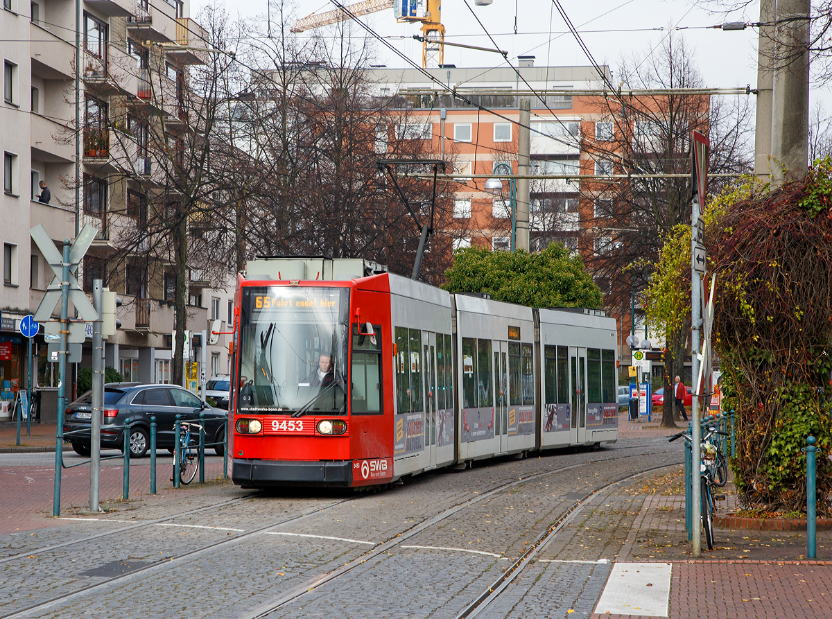 Der Triebwagen 9453 der SWB (Stadtwerke Bonn Verkehrs GmbH) fährt am 31.10.2015 von der Haltestelle Bonn-Beuel Bahnhof ins SWB Depot Bonn-Beuel. 

Der Triebwagen ist ein 1994 gebauter Niederflur-Straßenbahnwagen vom Düwag Typ R1.1, Bauart NGT6 (6xGlNfTwZR). 
Das Stadt- und Straßenbahnnetz in Bonn wird mit 750 V DC (Gleichstrom) betrieben.