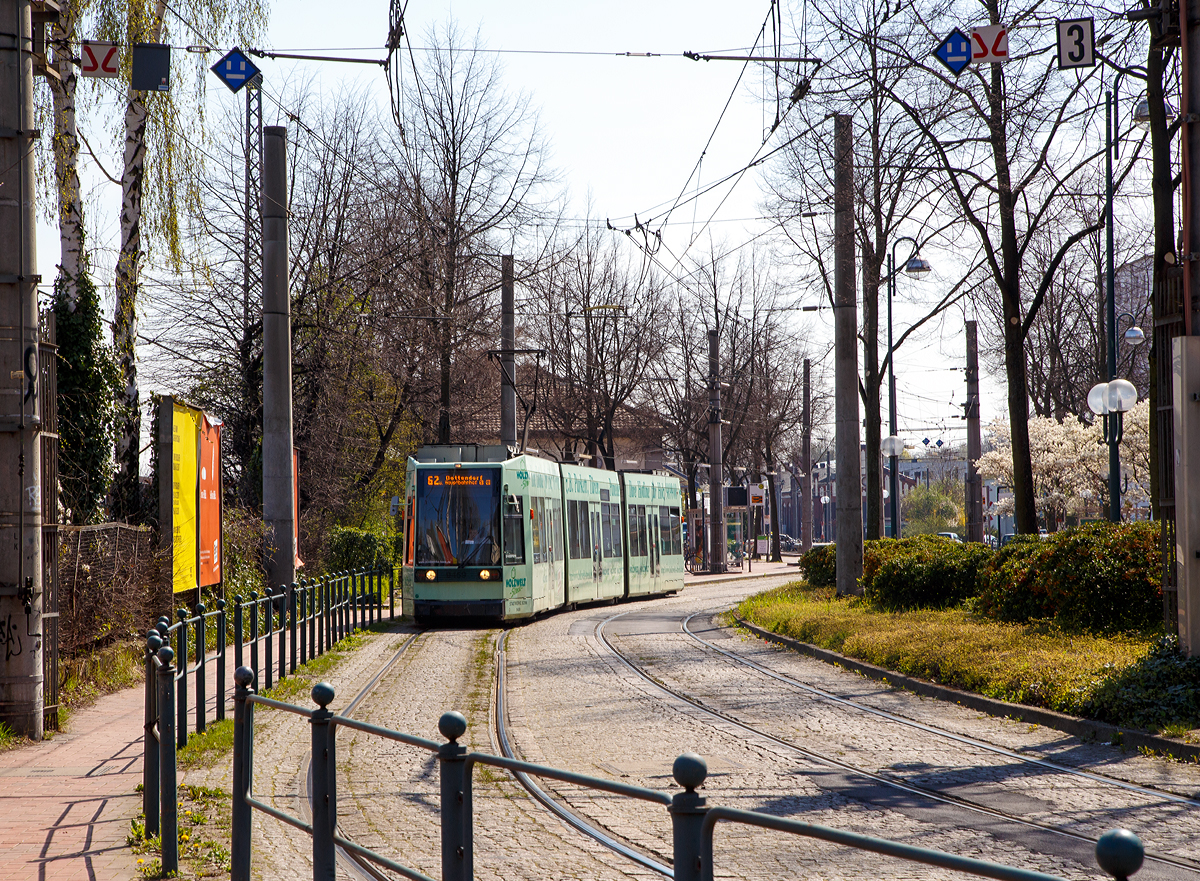 Der Triebwagen 9459 der SWB (Stadtwerke Bonn Verkehrs GmbH) am 11.04.2016 f�hrt von Bonn-Beuel Bahnhof als Linie 62 weiter in Richtung Dottendorf. Der Triebwagen ist ein 1994 gebauter Niederflur-Stra�enbahnwagen vom D�wag Typ R1.1, Bauart NGT6 (6xGlNfTwZR). Das Stadt- und Stra�enbahnnetz in Bonn wird mit 750 V DC (Gleichstrom) betrieben.

Interessant sind auch die Signale, die hier im Bild oben h�ngen. 
Die quadratische, auf der Spitze stehende blaue Tafel mit dem schwarzen Rand und dem zerlegten wei�en U, zeigt das Signal St 3 „Ausschalten“  - Vom Signal St 3 an muss der Fahrstrom ausgeschaltet sein. Es entspricht dem El 1 – Ausschaltsignal der deutschen Eisenbahn-Signalordnung.

Rechts die rechteckige Tafel mit der 3 zeigt das Signal G 4  - �nderung der zul�ssigen Geschwindigkeit, hier 30 km/h (3 x 10). Es entspricht dem Lf 7 – Geschwindigkeitssignal der deutschen Eisenbahn-Signalordnung.

Was die quadratische Tafel bedeutet ist mir unbekannt.
