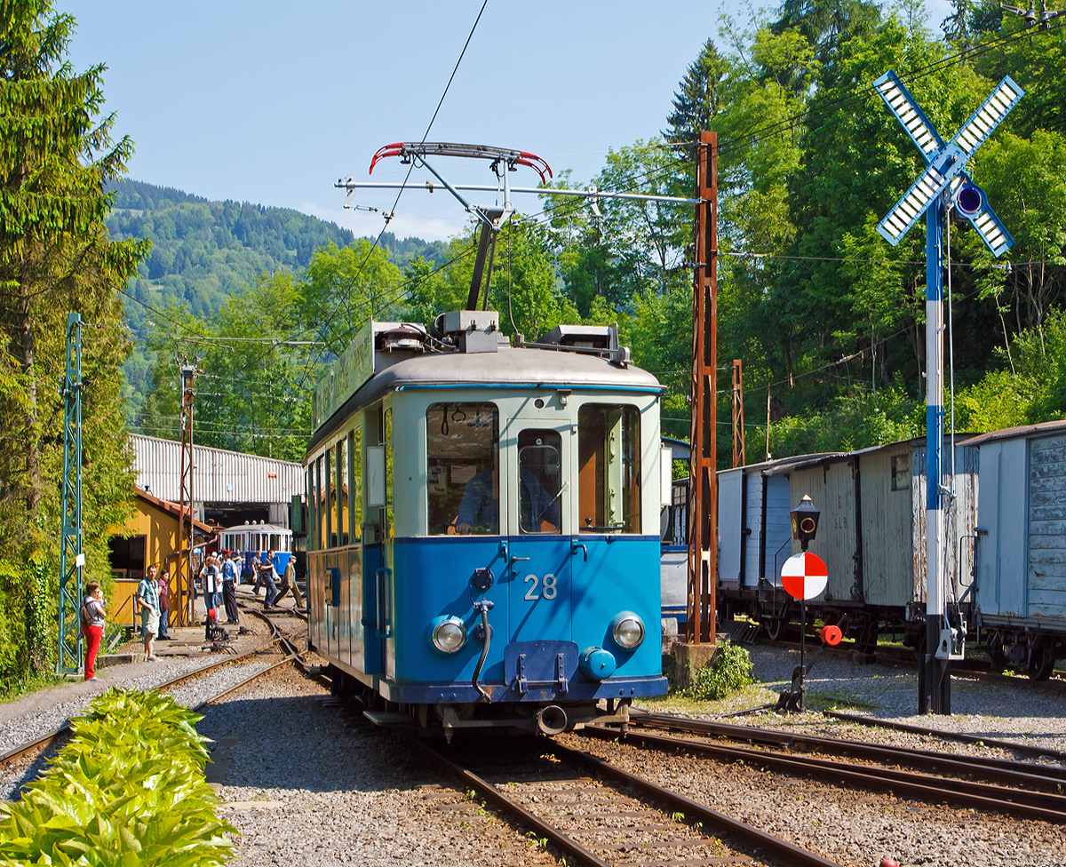 Der Triebwagen Ce 2/3 ex 28 der TL (Transports publics de la région lausannoise (deutsch Öffentliche Transporte der Region Lausanne)), ex Genève Veyrier 23, BVB 18, rangiert am 27.05.2012 im Museums-Areal der Museumsbahn Blonay–Chamby in Chaulin.  

Der Triebwagen Ce 2/3 wurde ursprünglich 1913 als Zweiachser für die Genève Veyrier als Nr. 23 von SWS und SAAS gebaut. Bereits 1919 ging er an die TL. Die Werkstätte der TL baute ihn1948 um, die Aufbauten wurden modernisiert und der Wagen bekam eine zusätzliche Mittelachse um die Antriebsachsen beim Durchfahren von Kurven zu führen. Der Verschleiß wurde somit stark reduziert und der Komfort stark verbessert. 1963 wurde die Jorat-Linie stillgelegt und der Triebwagen, sowie ein weiterer, gingen an die BVB. Der ex TL Ce 2/3 – 28 wurde 1976 an die Blonay-Chamby verkauft und ist eines der letzten Überbleibsel der Lausanner Straßenbahnen.

TECHNISCHE DATEN des Ce 2/3 – 28
Spurweite: 1.000 mm
Achsformel: A 1 A
Länge über Puffer: 11.030 mm
Achsabstand: 2 x 2.100 mm (4.200 mm)
Dienstgewicht: 15.8  t
Treibraddurchmesser: 880 mm (Laufrad ist wesentlich kleiner)
Höchstgeschwindigkeit.:  55 km/h
Leistung: 2 x 88 kW = 176 kW
Getriebeübersetzung: 1:5,93
Spannung: 900 V DC