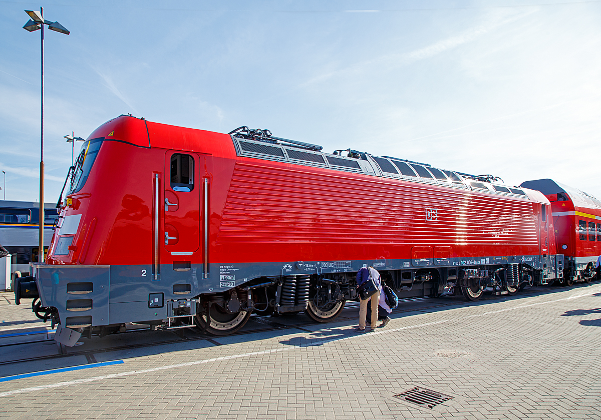 Der tschechische Hersteller �koda pr�sentierte auf der InnoTrans 2018 in Berlin (hier 18.09.2018) mit der DB Regio Bayern 102 006 (91 80 6102 006-4 D-DB) seine neue „Emil Z�topek Lokomotive“ �koda 109 E3 mit den neuen Doppelstockwendez�gen f�r den M�nchen-N�rnberg-Express.

Die sechs von der DB Regio Bayern bestellten Lokomotiven sind f�r den M�nchen-N�rnberg-Express vorgesehen, wo sie zusammen mit, auch von �koda, neugebauten Doppelstockwendez�gen (Push-Pull-Einheiten) zum Einsatz kommen sollen. 

Der Loktyp hat  die DB-Baureihenbezeichnung 102. Im Gegensatz zu den Schwesterbaureihen bestellte die DB keine Mehrsystemversion, sondern nur Lokomotiven f�r den in Deutschland �blichen 15 kV Wechselstrom. Die Baureihe 102 soll mit den �koda-Doppelstockwendez�gen mit jeweils sechs Wagen den schnellen Regionalverkehr (den M�nchen-N�rnberg-Express) mit einer H�chstgeschwindigkeit von 189 km/h auf der Schnellfahrstrecke N�rnberg–Ingolstadt–M�nchen bestreiten. 

Die Einheit ist f�r eine H�chstgeschwindigkeit von 200 km/h konzipiert und wird aber mit einer Geschwindigkeit von maximal 189 km/h betrieben, da �ber 189 km/h andere Sicherheitsanforderungen gelten und das ganze enorm treuer machen w�rde.

Die Einheiten sind mit einer speziellen druckdichten Wagenh�lle ausgestattet, die einen Begegnungsverkehr mit bis zu 300 km/h (f�r den entgegenkommen Zug = Begegnungsgeschwindigkeit bis zu 500 Km/h)  in Tunneln erlaubt.

TECHNISCHE DATEN:
Hersteller: �koda Transportation a.s., Pilsen (Plzeň)
Gebaute Anzahl (z.Zt.): 6
Spurweite: 1.435 mm (Normalspur)
Achsanordnung: Bo`Bo` 
L�nge (�ber Puffer): 18.000 mm 
H�he:  4.275 mm 
Breite: 2.950 mm
Drehzapfenabstand: 	8.700 mm
Achsanstand im Drehgestell: 2.500 mm
Treibraddurchmesser: 	1.250 mm (neu) 1.170 mm (abgenutzt)
H�chstgeschwindigkeit: 200 km/h 
Dienstgewicht: 88 t 
Nennleistung: 6.400 kW 
Anfahrzugkraft: max. 275 kN 
Dauerzugkraft: 220 kN 
Antrieb:  Hohlwellenantrieb mit Drehstromasynchronmotoren
Anzahl der Fahrmotoren:  4
Kleinster bef. Halbmesser: 	90 m
Stromsystem: 15 kV/16 2/3Hz AC
Strom�bertragung:  Oberleitung
Bremse: elektrische Widerstandsbremse, Dauerleistung 4.700 kW und elektrische Netzbremse, Dauerleistung 6.963 kW
Zugbeeinflussung: ETCS,  PZB, LZB
