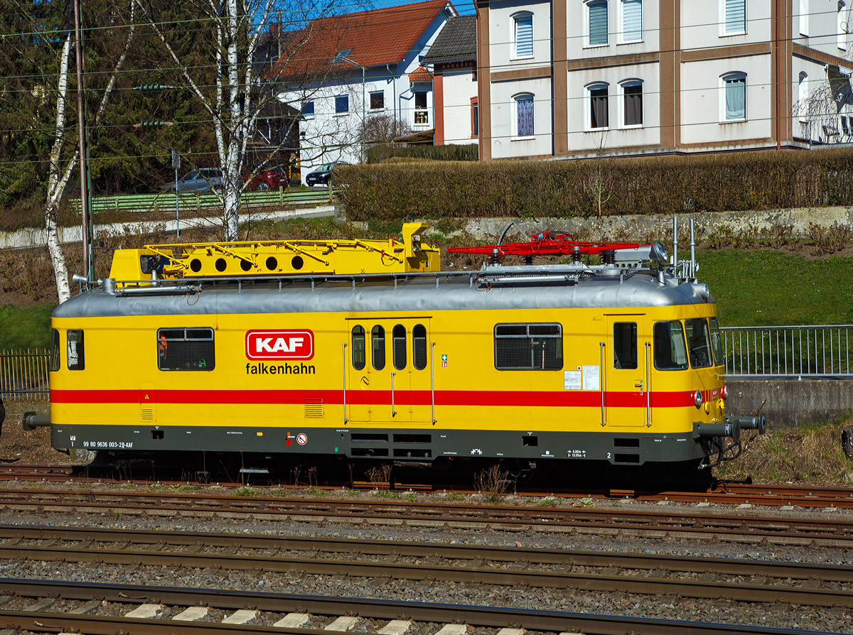 
Der Turmtriebwagen 99 80 9636 003 2 D-KAF  Hans  der KAF SigBahnTec GmbH (Kreuztal), ex TVT 701 089-5 der VEB (Vulkan-Eifel-Bahn Betriebsgesellschaft mbH), ex DB 701 089-5, ex Deutsche Bahn Nürnberg 6319, ist am 04.04.2020 in Kreuztal abgestellt.

Der Turmtriebwagen (TVT) wurde 1963 bei WMD (Waggon- und Maschinenbau GmbH) in Donauwörth unter der Fabriknummer 1504 gebaut. Bei der DB war er in Ansbach und Nürnberg beheimatet. Nach der Ausmusterung 2004 kam er 2008 zur VEB - Vulkan-Eifel-Bahn in Gerolstein, wo er für die Instandhaltungsarbeiten auf der Eifelquerbahn eingesetzt. Nach einer umfassenden Instandsetzung und Neulackierung durch die Werkstatt der VEB erfolgte am 20.01.2020 die Übergabe an den neuen Eigentümer KAF Falkenhahn.

Die Turmtriebwagen der DB-Baureihen 701 sind eine Serie von Bahndienstfahrzeugen der Deutschen Bundesbahn, die Fahrzeuge aus den erfolgreich produzierten Uerdinger Schienenbussen abgeleitet nicht zuletzt um die Ersatzteilhaltung zu vereinfachen. 

In den 1950er Jahren wurde das Netz der Deutschen Bundesbahn zunehmend elektrifiziert. Damit entstand ein Bedarf an Fahrzeugen zur Installation und Instandhaltung der Fahrleitung. Deshalb beschaffte die Deutsche Bundesbahn insgesamt 167 überwiegend zweimotorige moderne Wartungsfahrzeuge für diesen Zweck. Der VT 55 (ab 1968 Baureihe 701) entstand auf Basis des Schienenbusses VT 98 (ab 1968 Baureihe 798). Hersteller war die Waggon- und Maschinenbau GmbH in Donauwörth.

Zwischen den Führerständen befindet sich ein 26 m² großer Aufenthaltsraum mit einer Werkstatt. Dort sind Regale, eine Werkbank sowie eine Sitz- und Waschgelegenheit montiert, auch der Zugang zur Kanzel zur Beobachtung der Fahrleitung befindet sich dort. Die einzige Änderung des Wagenkastens im Vergleich zur BR 798 ist die Erhöhung des Daches.

Auf dem Dach befindet sich ein Stromabnehmer zur Erdung und Prüfung der Fahrleitung. Das Dach wird fast vollständig von einer hydraulisch heb- und schwenkbaren Arbeitsbühne bedeckt. Die Arbeitsbühne kann mit bis zu 300 Kilogramm beladen werden. Auch eine Beobachtungskanzel und Suchscheinwerfer wurden auf dem Dach angebracht.

TECHNISCHE DATEN:
Achsformel: AA
Spurweite: 1.435 mm (Normalspur)
Länge über Puffer: 13.950 mm
Achsabstand: 6.000 mm
Dienstgewicht: 24,6 t
Motor: 6-ZylinderUnterflur 4-Takt-Dieselmotor
Motorleistung  2 x 110 kW (150 PS) bei 1.900 U/min
Höchstgeschwindigkeit: 90 km/h
Kupplungstyp: Schraubenkupplung

Spätere Umbauten:
Einige 701 der DB Netz Instandhaltung wurden später zu Oberleitungsmesswagen (Diagnose VT) umgerüstet und tragen statt der Arbeitsbühne einen zweiten Stromabnehmer auf dem Dach. Sie werden zur Inspektion der Oberleitung eingesetzt, sollen aber aufgrund der geringen Höchstgeschwindigkeit von 90 km/h zeitnah ausgemustert werden.
