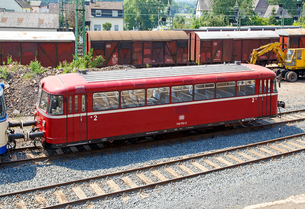 Der Uerdinger Schienenbus 798 752-2 (95 80 0798 752-1 D-EVG) der Eifelbahn Verkehrsgesellschaft mbH (EVG), ex BBG Stauden - Staudenbahn, ex VT 101 der Schienenverkehrsgesellschaft mbH in Stuttgart, ex DKB VT 209 (D�rener Kreisbahn), ex 798 752-2 und ex DB VT 98 9752, abgestellt am 03.07.2015 in Linz am Rhein. 

Der Uerdinger Schienenbus bzw. Verbrennungstriebwagen wurde 1960 von der Waggon- und Maschinenbau GmbH in Donauw�rth (WMD) als Lizenzbau unter der Fabriknummer 1292 gebaut und als DB VT 98 9752 an die Deutsche Bundesbahn geliefert. Zum 01.01.1968 erfolgte die Umzeichnung in DB 798 752-2, unter dieser Bezeichnung fuhr er bis zur Ausmusterung bei der DB am 14.09.1991. Dann kam er als VT 209 zur D�rener Kreisbahn, im Jahr 2000 ging er als VT 101 zur Schienenverkehrsgesellschaft mbH in Stuttgart und 2004 zur BBG Stauden (Staudenbahn) wo er wieder als 798 752-2 fuhr. Seit ca. 2007 ist er nun bei der EVG - Eifelbahn Verkehrsgesellschaft in Linz am Rhein.

Die DB-Baureihe VT 98 waren Nebenbahn-Triebwagen der Deutschen Bundesbahn, ab 1968 wurden sie als DB-Baureihe 798 bzw. 796 gef�hrt. Umgangssprachlich werden diese Schienenbusse als Uerdinger Schienenbusse bezeichnet, auch wenn wie dieser nicht von der Waggonfabrik Uerdingen gebaut wurde, aber die Entwicklung stammt von ihr (Lizenzvergabe).

Der VT 98.9 wurde aus dem VT 95.9 entwickelt, der f�r viele Strecken mit nur einem Fahrmotor zu schwach motorisiert war. Daher hatte der VT 98.9 zwei Fahrmotoren. Die Triebwagen verf�gen im Gegensatz zum VT 95 �ber Pufferbohlen mit Schraubenkupplungen und k�nnen so Eisenbahnwagen transportieren oder zur Bef�rderung mit fremder Kraft am Zugende eingestellt werden.

In allen Schienenbustypen wurden Unterflurmotoren des Typs U 10 der B�ssing AG eingebaut. Das Sechs-Gang-Getriebe wurde von der ZF Friedrichshafen AG geliefert.

Es wurden insgesamt 329 Triebwagen (VT) hergestellt, zu diesen wurden auch 220 Beiwagen VB 98 mit Packabteil, weitere 100 ohne Packabteil sowie 321 Steuerwagen VS 98 hergestellt. Meistens wurden bei der DB diese Fahrzeuge in der Zusammenstellung VT+VB+VS eingesetzt. Es gab aber auch k�rzere Zweier-Einheiten (VT+VS), gelegentlich war der Motorwagen (VT) allein unterwegs. L�ngere Garnituren, bis hin zu Sechs-Wagen-Einheiten (VT+VB+VS+VT+VB+VS) wurden bei besonders hohem Fahrgastaufkommen gebildet.

1968 wurde die Bauartnummer der Triebwagen in 798 ge�ndert, die Beiwagen erhielten die Nummern 998.0–3 und Steuerwagen 998.6–9. 

1988 wurden 47 Triebwagen, 23 Beiwagen und 43 Steuerwagen auf Einmannbetrieb umgebaut. Sie erhielten pneumatische T�rschlie�einrichtungen und Zahltische f�r den Triebfahrzeugf�hrer. Diese Fahrzeuge erhielten die Baureihennummer 796 bzw. 996.

Technische Daten der VT 98:
Hersteller: Waggonfabrik Uerdingen, MAN, WMD
Spurweite: 1.435 mm (Normalspur)
Achsformel: Bo
L�nge �ber Puffer: 13.950 mm
Achsabstand: 6.000 mm
Dienstmasse: 	20,9 t
Radsatzfahrmasse: 10,7 t
H�chstgeschwindigkeit: 90 km/h
Installierte Leistung: 2 � 110 kW (150 PS)
Treibraddurchmesser: 900 mm
Motorentyp: B�ssing AG U 10
Leistungs�bertragung: mechanisch
Sitzpl�tze: 	56
