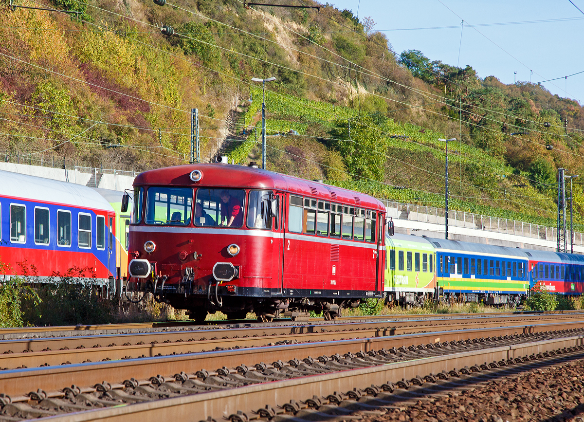 
Der Uerdinger Schienenbus 798 752-2 (95 80 0798 752-1 D-EVG) der Eifelbahn Verkehrsgesellschaft mbH (EVG), ex BBG Stauden - Staudenbahn, ex VT 101 der Schienenverkehrsgesellschaft mbH in Stuttgart, ex DKB VT 209 (Dürener Kreisbahn), ex 798 752-2 und ex DB VT 98 9752, ist am 29.09.2018 gerade vom Bahnhof Linz am Rhein als Kasbachtalbahn los gefahren.

Der Uerdinger Schienenbus bzw. Verbrennungstriebwagen wurde 1960 von der Waggon- und Maschinenbau GmbH in Donauwörth (WMD) als Lizenzbau unter der Fabriknummer 1292 gebaut und als DB VT 98 9752 an die Deutsche Bundesbahn geliefert. Zum 01.01.1968 erfolgte die Umzeichnung in DB 798 752-2, unter dieser Bezeichnung fuhr er bis zur Ausmusterung bei der DB am 14.09.1991. Dann kam er als VT 209 zur Dürener Kreisbahn, im Jahr 2000 ging er als VT 101 zur Schienenverkehrsgesellschaft mbH in Stuttgart und 2004 zur BBG Stauden (Staudenbahn) wo er wieder als 798 752-2 fuhr. Seit ca. 2007 ist er nun bei der EVG - Eifelbahn Verkehrsgesellschaft in Linz am Rhein.