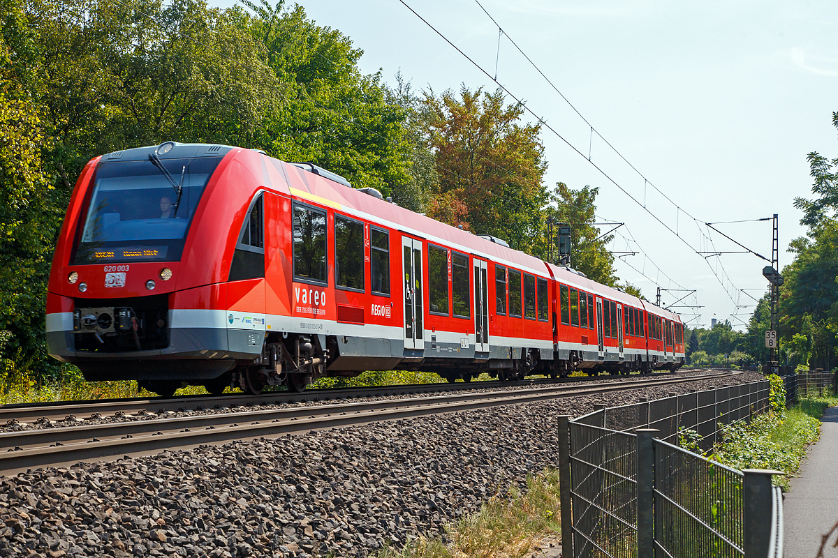 
Der vareo 620 003 / 621 003 / 620 503 ein dreiteiliger Dieseltriebzug vom Typ ALSTOM Coradia LINT 81 der DB Regio (VAREO) erreicht am 28.08.2018, als RB 30   Rhein-Ahr-Bahn  (Ahrbrück - Remagen - Bonn Hbf), bald den Bahnhof Bonn UN Campus. 