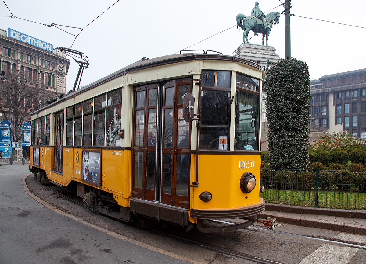 Der  Ventotto  1950 am 28.12.2015 als Linie 1 an der Endhaltestelle Piazza Castelli in Mailand. 

Die ATM-Baureihe 1500 besser bekannt als  Ventotto  (italienisch f�r achtundzwanzig) abgeleitet vom ersten Baujahr der Serienwagen im Jahr 1928, ist ein urspr�nglich mit 502 Wagen mit den Betriebsnummern 1501 bis 2002 umfassender Triebwagen-Typ der Mail�nder Verkehrsgesellschaft Azienda Trasporti Milanesi (ATM), welche die Stra�enbahn Mailand betreibt.
Die vierachsigen, viermotorigen und hochflurigen Gro�raumwagen in Einrichtungsbauweise verf�gen noch �ber einen Holzaufbau sowie eine Druckluftbremse. Die beiden Prototypen mit den Nummern 1501 und 1502 entstanden in den Jahren 1927–1928, die 500 Serienwagen mit den Nummern 1503–2002 in den Jahren 1928–1930. �ber 100 von ihnen sind noch in Betrieb, sie sind – noch vor den Lissabonner Remodelados – die �ltesten planm��ig eingesetzten Stra�enbahnwagen in Europa. Aufgrund ihres relativ geringen Fassungsverm�gens fahren sie nur noch auf den weniger frequentierten Linien 1, 5, 19, 23 und 33, als Verst�rker au�erdem auch auf der Linie 2.

Die Ventotto-Baureihe basiert auf den ab 1914 gebauten Peter Witt-Wagen aus den Vereinigten Staaten. An der Produktion der 502 Wagen f�r Mailand waren insgesamt sechs Unternehmen beteiligt, die Drehgestelle lieferte FIAT zu:
Societ� Italiana Carminati & Toselli, Nr.1501–1612 (112 Wagen)
Societ� Italiana Ernesto Breda, Nr.1613–1722 (110 Wagen)
Officine Meccaniche di Reggio Emilia, Nr.1723–1772 (50 Wagen)
Officine Meccaniche (OM), Nr.1773–1882 (110 Wagen)
Officine Elettroferroviarie Tallero (OEFT), Nr.1883–1992 (110 Wagen)
Officine Meccaniche Lodigiane (OML), Nr.1993–2002 (10 Wagen)


Technische Daten:
Spurweite: 1.435 mm
Achsformel: Bo'Bo'
Stromsystem: 600 V DC (=)
Baujahr: 1927 bis 1930
L�nge �ber alles: 13.890 mm
H�he: 3.230 mm
Breite: 2.350 mm
Drehzapfenabstand: 7.200 mm
Achsabstand im Drehgestell: 1.625 mm
Treibraddurchmesser: 680 mm
Dienstgewicht: 15 t
Sitzpl�tze:	29
Stehpl�tze: 101
Fu�bodenh�he: 742 mm
Leistung: 4 x 21 kW (84 kW)
H�chstgeschwindigkeit: 42 km/h
Motoren: 4 St�ck vom Typ TIBB Milano 28 oder Ansaldo LC 221
