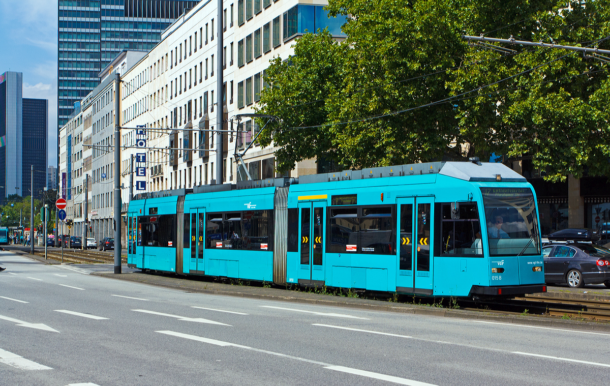 Der VGF R-Wagen 015 (ein Duewag 6xNfGlTwZR) f�hrt am 27.08.2014, als Linie 17, am Hauptbahnhof Frankfurt am Main vorbei. Dieser Triebwagen wurde 1994 gebaut.

Eigentlich wollte nach dem Ausbau der der U-Bahn eine  Schienenfreien Innenstadt , doch neuen Verkehrspolitik der damaligen Rot/Gr�nen-Stadtregierung wollte es anders. So erlebte die Frankfurter Stra�enbahn mit Einf�hrung des R-Wagens eine Renaissance.  
Mit dem R-Wagen wurde 1993 in Frankfurt die Niederflurtechnik eingef�hrt, der Typ R war aber auch die erste von Duewag/Siemens gebaute Stra�enbahn mit 100%-Niederfluranteil.

Die Fahrzeuge werden durch Radnabengetriebe angetrieben, wodurch die durchgehende Achse entf�llt. Das ergibt einen bequemen Einstieg sowie einen ger�umigen Fahrgastraum.

Technische Daten:
Bauart: Zweirichtungs-Doppelgelenktriebwagen
Spurweite: 1.435 mm
Achsfolge: Bo´2´Bo´ 
Wagenl�nge: 27.600 mm
Gewicht: 36,88 t
Motorleistung: 8 x 50 kW
H�chstgeschwindigkeit: 70 km/h
Sitz-/Stehpl�tze: 59/111
