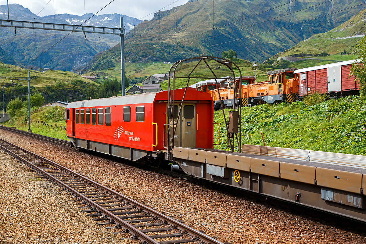 Der vierachsige Steuerwagen 2. Klasse mit Gep�ckabteil MGB BDt 4362 Furkabasistunnel der Matterhorn-Gotthard Bahn, ex FO BDt 4362 Furka-Oberalp Bahn), der Serie BDt 4361 bis 4363 f�r die Autotransportz�ge durch den Furka-Basistunnel abgestellt am 07.09.2021 mit einem Autotransportzug beim Bahnhof Realp (1.538 m �. M.). Diese Wagen wurden aufgebaut auf Autowagen-Untergestelle.

F�r die ROLLENDE STRASSE durch den Furka-Basistunnel beschaffte die Furka-Oberalp Bahn 1980 zwei komplette Zugkompositionen jeweils bestehend aus einer Zuglok Ge 4/4 III 81 oder 82, 2 Rampenwagen, 6 Transportwagen (Verladewagen) und 1 Steuerwagen. Seit der Wintersaison 1982 verkehren diese Z�ge mit hoher Auslastung. Die Gesamtl�nge des Zuges betr�gt 201 Meter. Um auch Busse und LKW durch den Tunnel transportieren zu k�nnen, wurde das entsprechende Wagenprofil der Vollspur von SBB bzw. BLS gew�hlt. Die maximale, nutzbare H�he betr�gt 4,50 Meter und die Breite 2,70 Meter.

TECHNISCHE DATEN:
Vierachsiger Steuerwagen 2. Klasse mit Gep�ckabteil
FO, Serie BDt 4361 - 4363
Anzahl:  3
Baujahr:  1980 und 1984
Hersteller:  SWS Schieren
Gewicht:  24,4 t
Ladegewicht:  6,6 t
Sitzpl�tze:  47
Stehpl�tze:  66
Breite des Wagenkastens:  2.760 mm
H�chstgeschwindigkeit:  90 km/h
Bremsen  Oe, La�, mFB, VL