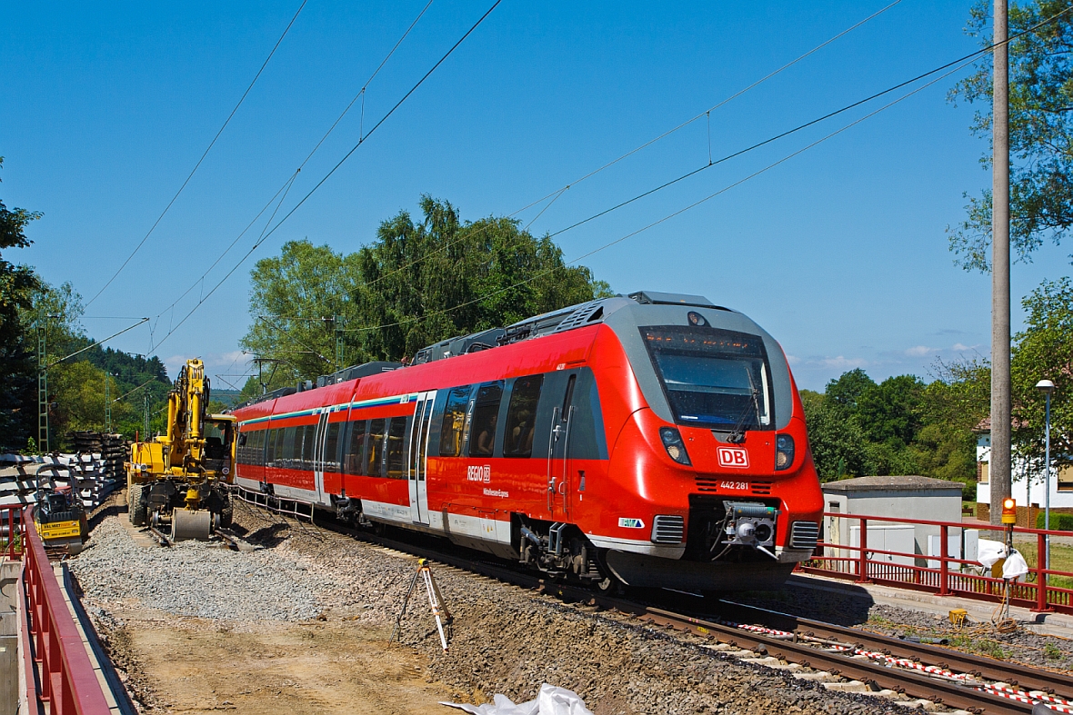 Der vierteilige Bombardier Talent 2 (442 281 / 442 781) der DB Regio als SE 40 Mittelhessen-Express (Dillenburg  – Gie�en - Friedberg –  Frankfurt Hbf) f�hrt am 20.07.2013 in Haltepunkt Katzenfurt ein. Das zweite Gleis wird gerade erneuert.