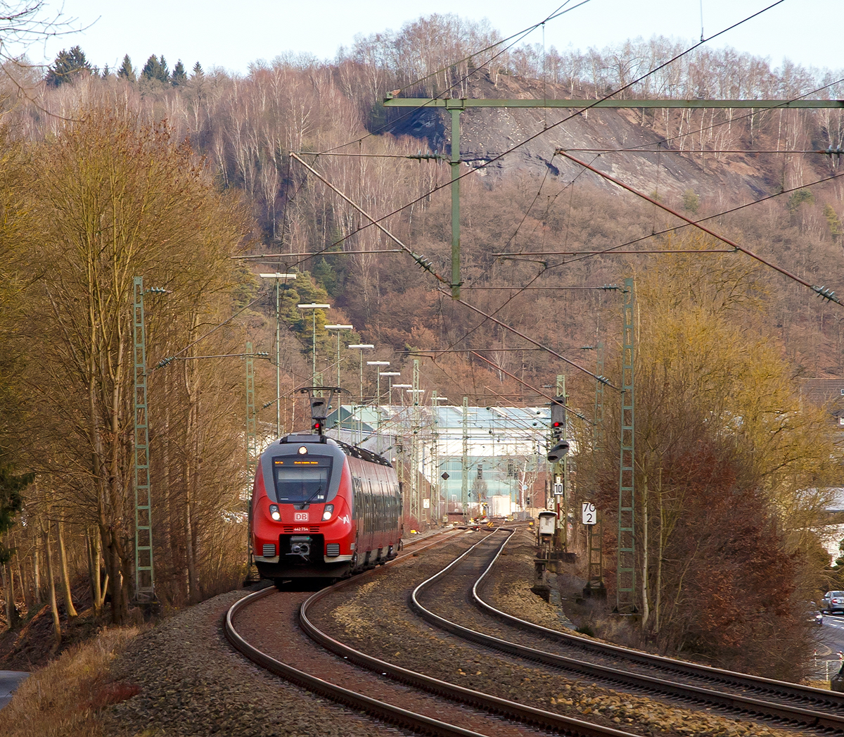 
Der vierteilige Bombardier Talent 2 (442 754 / 442 252) der DB Regio NRW fährt am 05.02.2016, als RE 9 (rsx - Rhein-Sieg-Express) Siegen - Köln - Aachen, vom Wissen/Sieg weiter in Richtung Köln.