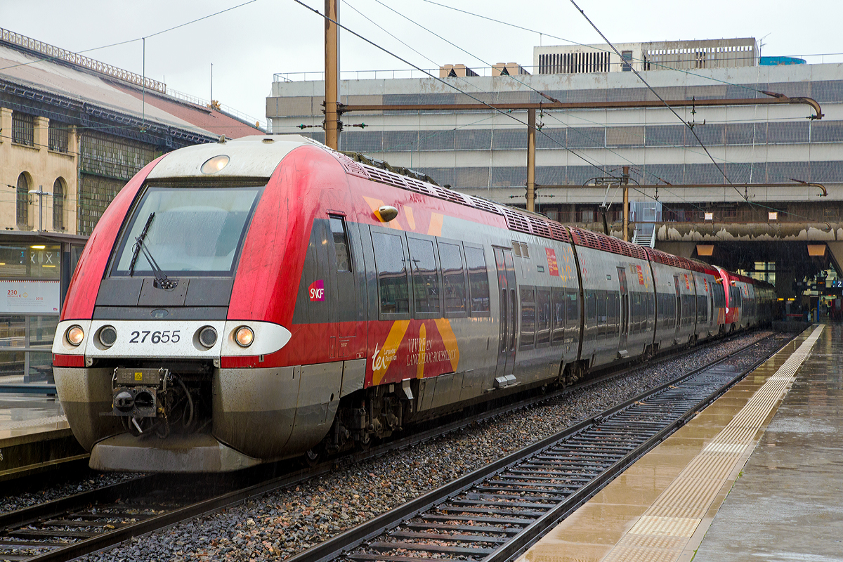 Der vierteilige Elektrotriebzug Z 27655 und ein weiterer der TER Languedoc-Roussillon am 25.03.2015 im Bahnhof Marseille Saint-Charles.

Der Z 27500, auch ZGC genannt, ist die rein elektrische Version des autorail à grande capacité (AGC), welche von Bombardier gebaut wurden. Den Z 27500 gibt es als dreiteiligen und vierteiligen Zug. Bei der SNCF (TER) sind 108 vierteilige und 103 dreiteilige Züge im Einsatz.

Den Autorail à grande capacité gibt es auch in drei weiteren Versionen, den X 76500 Dieselversion (XGC), den B 81500 Hybridversion (Diesel und 1500 V) (BGC) und B 82500 Hybridversion (Diesel, 1500 V und 25 kV 50 Hz) (BBGC/BiBi).

Technische Daten (vierteiliger Z 27500):
Hersteller: Bombardier Transportation
Baujahre: 2005 bis 2010
Spurweite: 1.435 mm (Normalspur)
Achsformel: Bo'2'2'2'Bo'
Spurweite: 1435 mm
Länge über Kupplung: 72.800 mm
Höhe: 4.020 mm
Breite: 2.950 mm
Drehgestellachsstand: 2.800 mm
Höchstgeschwindigkeit: 160 km/h
Dauerleistung: 1.300 kW
Stromsystem: 1,5 kV DC / 25 kV 50 Hz AC
Anzahl der Fahrmotoren: 4 Asynchronmotoren
Kupplungstyp: Scharfenbergkupplung
Sitzplätze: 174 (4-teilig)
Niederfluranteil: 60